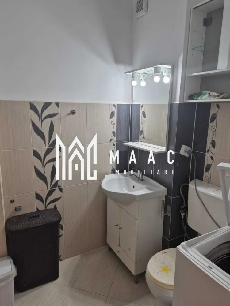 Apartament 3 camere | 2 băi | 74 MPU | 2 Balcoane | Turnișor - MAAC Imobiliare vă propune spre vânzare un apartament cu 3 camere care îndeplinește cele mai căutate criterii ale cumpărătorilor:

este poziționat la etaj intermediar
beneficiază de lift
are o compartimentare complet decomandată
2 băi,
2 balcoane
parcare subterană

Este o proprietate completă, care îmbină armonios confortul, funcționalitatea și o locație ferită de agitația cotidiană.

Locuința se află la etajul 4 al unui imobil construit în anul 2013, cu structură din cărămidă și un regim de înălțime P+6E+ER. 

Cu o suprafață utilă de 71 mp, la care se adaugă balcoane de 9 mp, apartamentul este structurat astfel:

Hol de acces

Living luminos cu ieșire pe balcon

Bucătărie separată, mobilată și utilată

Două băi funcționale

Dormitor matrimonial cu balcon propriu

Al doilea dormitor spațios

Finisajele sunt clasice și bine întreținute, incluzând ferestre cu tâmplărie PVC și geam termopan, uși interioare celulare, pereți cu vopsea lavabilă și faianță, precum și podele acoperite cu parchet și gresie. 

Confortul termic este asigurat de centrala proprie și calorifere, iar blocul este izolat termic la exterior.

Apartamentul se vinde complet mobilat și utilat, fiind dotat cu plită pe gaz, cuptor, hotă, mașină de spălat rufe, frigider cu congelator, cuptor cu microunde și TV. 

Printre dotările imobilului se numără interfonul, liftul modern și poarta de acces auto cu telecomandă pentru parcarea subterană. 

De asemenea, există locuri de parcare suplimentare pentru vizitatori.

Proprietatea poate fi achiziționată atât din surse proprii, cât și prin credit bancar.

Pentru a descoperi potențialul acestei locuințe și pentru a programa o vizionare, contactați-ne și speificați codul de identificare al proprietății: CP3068903.