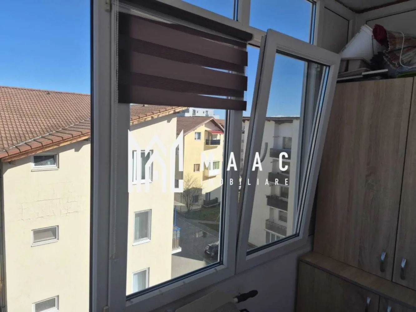 Apartament 3 camere | 2 băi | 74 MPU | 2 Balcoane | Turnișor - MAAC Imobiliare vă propune spre vânzare un apartament cu 3 camere care îndeplinește cele mai căutate criterii ale cumpărătorilor:

este poziționat la etaj intermediar
beneficiază de lift
are o compartimentare complet decomandată
2 băi,
2 balcoane
parcare subterană

Este o proprietate completă, care îmbină armonios confortul, funcționalitatea și o locație ferită de agitația cotidiană.

Locuința se află la etajul 4 al unui imobil construit în anul 2013, cu structură din cărămidă și un regim de înălțime P+6E+ER. 

Cu o suprafață utilă de 71 mp, la care se adaugă balcoane de 9 mp, apartamentul este structurat astfel:

Hol de acces

Living luminos cu ieșire pe balcon

Bucătărie separată, mobilată și utilată

Două băi funcționale

Dormitor matrimonial cu balcon propriu

Al doilea dormitor spațios

Finisajele sunt clasice și bine întreținute, incluzând ferestre cu tâmplărie PVC și geam termopan, uși interioare celulare, pereți cu vopsea lavabilă și faianță, precum și podele acoperite cu parchet și gresie. 

Confortul termic este asigurat de centrala proprie și calorifere, iar blocul este izolat termic la exterior.

Apartamentul se vinde complet mobilat și utilat, fiind dotat cu plită pe gaz, cuptor, hotă, mașină de spălat rufe, frigider cu congelator, cuptor cu microunde și TV. 

Printre dotările imobilului se numără interfonul, liftul modern și poarta de acces auto cu telecomandă pentru parcarea subterană. 

De asemenea, există locuri de parcare suplimentare pentru vizitatori.

Proprietatea poate fi achiziționată atât din surse proprii, cât și prin credit bancar.

Pentru a descoperi potențialul acestei locuințe și pentru a programa o vizionare, contactați-ne și speificați codul de identificare al proprietății: CP3068903.