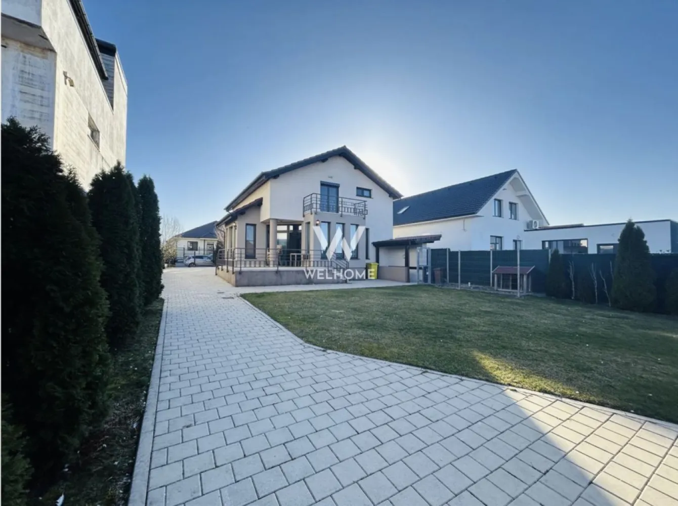 Casa individuala cu pivnita in Sura Mica, zona Salii de sport - Sibiu - Va propunem spre vanzare o casa frumoasa situata in Sura Mica, zona salii de sport, a scolii.

Casa individuala compusa din:
Pivnita de 12.3 mp.
Parter: birou, baie, camara, living, bucatarie, terasa
Mansarda: Trei dormitoare, 2 bai (dormitor matrimonial cu baie proprie), dressing.
Filigorie cu zona de gatit si WC
Garaj pentru 2 masini
Suprafata totala teren - 661 mp
Suprafata curte libera - 463 mp

Se vinde mobilata si utilata ca in poze

Pret: 345000 euro