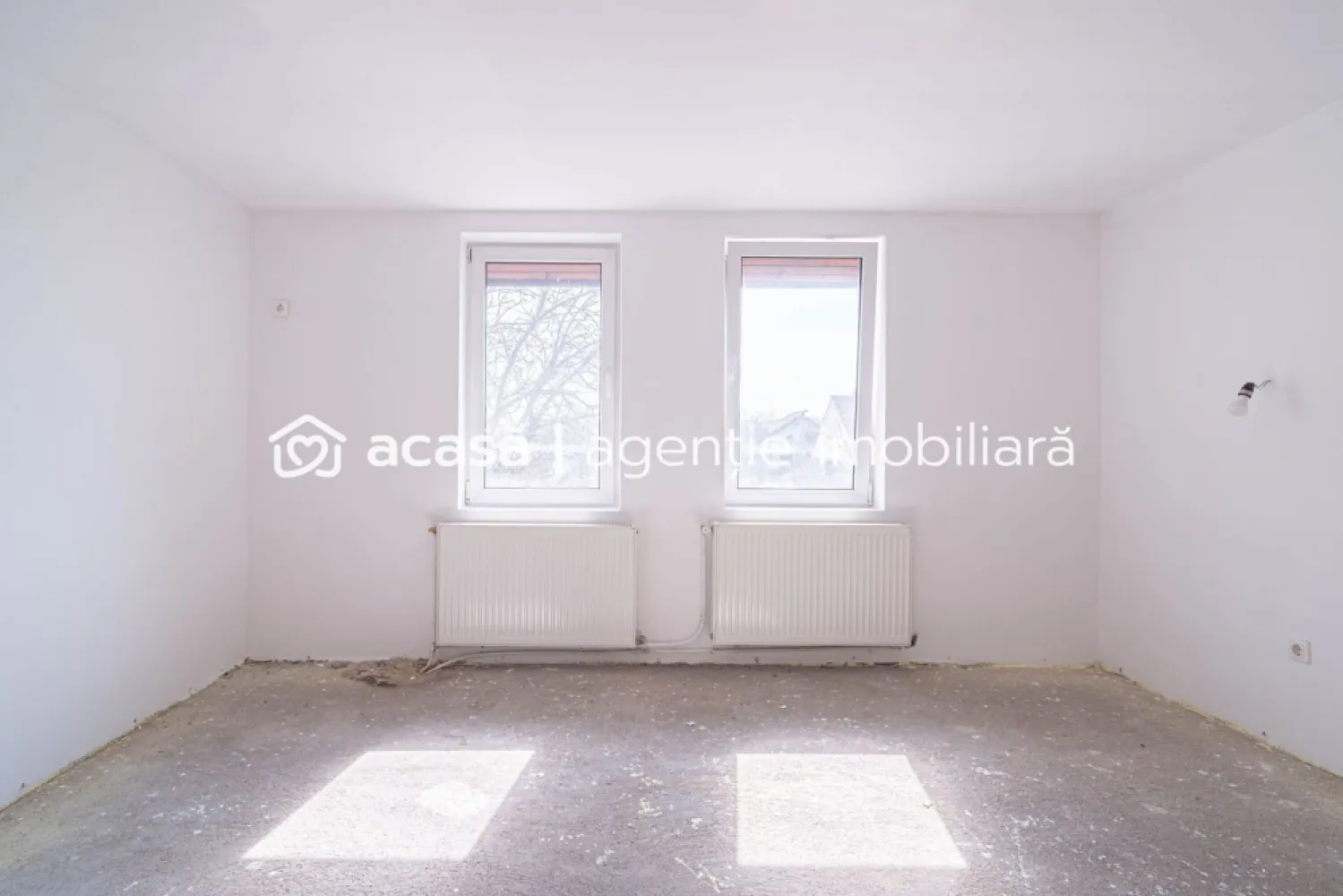 Casă de vânzare – zonă Poltura - Casă spațioasă și bine compartimentată, situată în zona Poltura, într-o zonă liniștită, cu acces la toate utilitățile.

📐 Suprafață teren: 500 mp
📐 Suprafață utilă: 130 mp
📏 Front stradal: 13 m

Compartimentare:
🔹 Parter:
Bucătărie deschisă
Living spațios
Loc de luat masa cu ieșire pe terasă
Terasă
Spațiu de depozitare
Garaj

🔹 Etaj:
3 dormitoare
2 băi
Dormitor matrimonial cu baie proprie și spațiu pentru birou/dressing

💰 Preț: 215.000 €

📞 Sună pentru detalii sau pentru o vizionare.
Contact: 0742267773 Andreea Szuchanszki 

Servicii suplimentare gratuite:
Finanțare: nu ai toată suma? Îți obținem gratuit oferte de la 16 bănci partenere pentru a alege cel mai bun credit.
Evaluare: vrei să știi cât valorează proprietatea ta actuală în piața de azi? Sună-mă pentru o evaluare profesionistă, fără obligații.

Birou: ACASĂ | Agenție imobiliară Arad
Bulevardul Decebal 2, Arad 310133