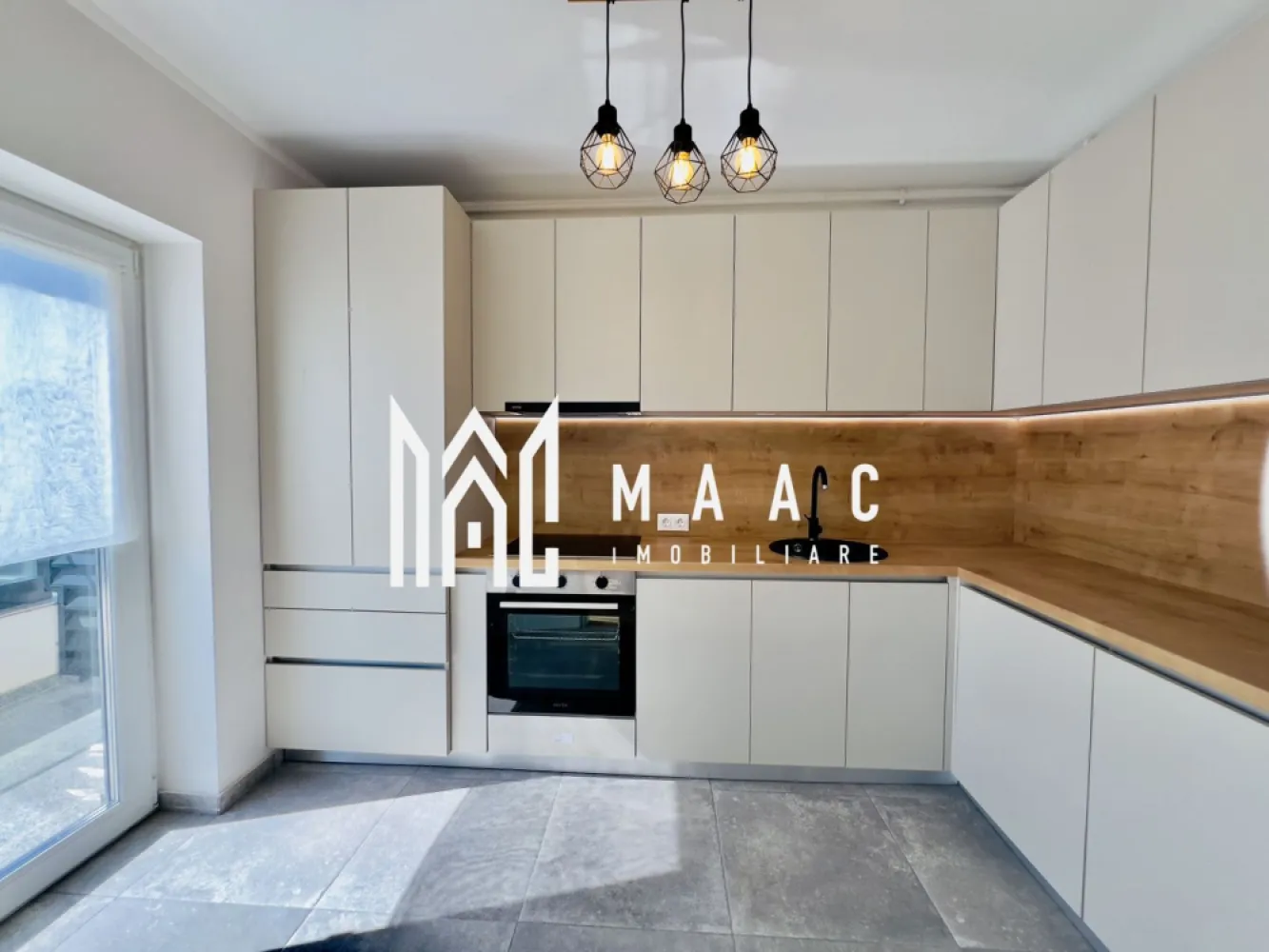 Apartament lux I predare la cheie I 4 camere I 95 mp utili - Descriere: MAAC Imobiliare propune spre vânzare un apartament cu 4 camere spectaculos, predare la cheie, situat într-un ansamblu premium din Sibiu. Locuința este intabulată și disponibilă imediat – trebuie doar să îți aduci hainele! Suprafață utilă: 95.02 mp Logie spațioasă: 14.42 mp Etaj: 2 din 2 Confort: lux Predare: La cheie. Compartimentare și dotări: Living cu înălțime de 5.6 m 2 dormitoare 2 băi complet echipate Bucătărie complet mobilată și utilată Logie cu sticlă securizată și sistem de captare a apelor Jaluzele electrice Mașină de spălat rufe, mașină de spălat vase, TV, aragaz cu plită, frigider Încălzire în pardoseală pe ambele niveluri Amenajare interioară realizată cu designer Multă lumină naturală și vedere panoramică spre munți Loc de parcare inclus Orientare sudică Izolație cu vată bazaltică Granit pe casa scării Avantaje ale ansamblului rezidențial: 45% din teren este alocat spațiilor verzi Fațade exterioare cu larice siberian și piatră naturală Locuri de joacă amenajate în cadrul ansamblului Acces facil, fără ambuteiaje, cu 4 căi de acces Zonă liniștită, cu acces rapid către puncte de interes Se acceptă achiziție prin credit bancar Pentru mai multe detalii precizati telefonic ca ati vazut anuntul cu ID: CP2510227 }}