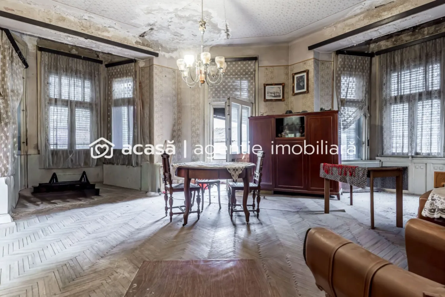 Apartament ultracentral cu 4 camere partial amenajat Comision 0 - Comision 0%
Va propun in exclusivitate un apartament cu 4 camere , situat pe strada Stefan Ciocio Pop intr-o cladire cu o frumusete aparte, recent restaurata , la etajul 2 din 3.

IMPORTANT: Locuinta este compusa din doua apartamente avand coridorul comun, iar incaperile separate ( Vezi schita in poze)
Imobilul dispune de o suprafata utila de aprox 140 mp plus boxa de la subsol. Un apartament este amenajat si celalalt este neamenajat. 

Compartimentarea este dupa cum urmeaza : coridor comun de acces, 2 bucatarii, 2 bai, 3 dormitoare si un living cu potential enorm.
Confortul termic este asigurat prin centrala proprie pe gaz , cu calorifere (apartamentul amenajat) si aparat de aer conditionat.

Instalatia electrica a fost refacuta in anul 2022 , iar cea sanitara in 2018. (in apartamentul amenajat)
Apartamentele se vand si separat pretul fiind de 69.500 euro cel neamenajat si 88.000 euro cel amenajat.

📞 Pentru detalii și programarea unei vizionări:
Blaga Flavius – 0754467525 Consultant imobiliar acreditat APAIR (Asociația Profesională a Agenților Imobiliari din România)

Nu dispui de toată suma? Te ajutăm noi gratuit! Îți obținem oferte de la 16 bănci.
Ai o proprietate de vânzare în Arad și vrei să știi cât valorează cu adevărat?

Birou: ACASĂ | Agenție imobiliară Arad
Adresă: Bulevardul Decebal 2, Arad 310133