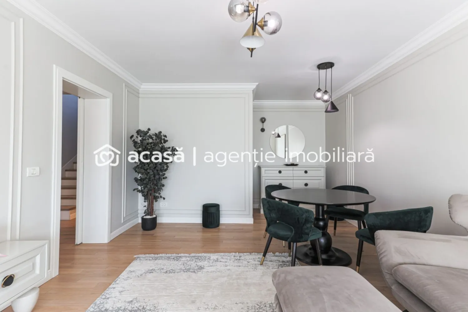Casă premium în Subcetate, construcție nouă finisaje de lux Comision 0 - Comision 0% 
Pret repozitionat
Vă propunem o proprietate superbă situată în una dintre cele mai bune zone rezidențiale din Arad – Subcetate. Casa este construită recent, pe un teren de 580 mp, are o suprafață utilă de 200 mp și impresionează prin finisaje de lux și materiale de cea mai bună calitate.

Compartimentarea este ideală: 3 dormitoare, 3 băi, birou spațios, living generos cu bucătărie open-space, debara, magazie și pod mare pentru depozitare.

Locuința dispune de încălzire în pardoseală, centrală pe gaz, mobilier din lemn și MDF, parchet din lemn, sistem de irigații automat și alarmă pentru casă și curte.

Se vinde complet mobilată și utilată, oferind un nivel ridicat de confort, eleganță și siguranță, într-o zonă liniștită și exclusivistă.

📞 Pentru detalii și programarea unei vizionări:
Blaga Flavius – 0754467525 Consultant imobiliar acreditat APAIR (Asociația Profesională a Agenților Imobiliari din România)

Nu dispui de toată suma? Te ajutăm noi gratuit! Îți obținem oferte de la 16 bănci.
Ai o proprietate de vânzare în Arad și vrei să știi cât valorează cu adevărat?

Birou: ACASĂ | Agenție imobiliară Arad
Adresă: Bulevardul Decebal 2, Arad 310133