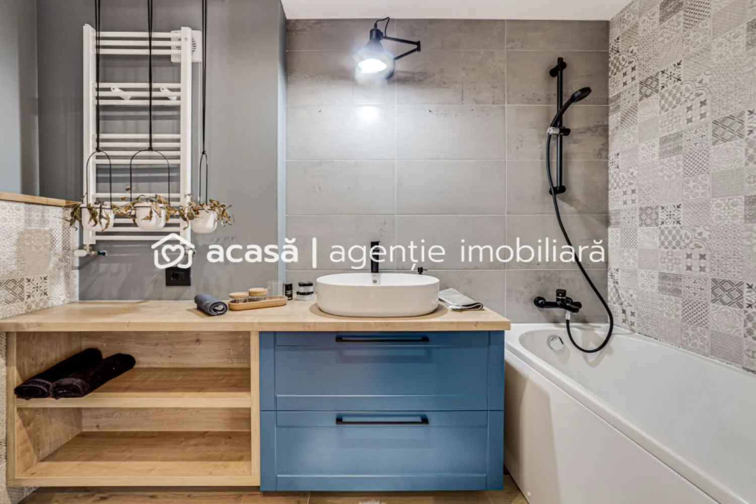 Apartament nou, cu 2 camere - ARED – Direct de la dezvoltator - Există locuințe care se devalorizează și locuințe care devin mai valoroase pe măsură ce tehnologia avansează. În noul bloc R39 din complexul ARED City, propunem un concept de locuire definit prin trei piloni: Sustenabilitate, Tehnologie și Comunitate.

Cu predare la 30.11.2026, acest apartament de la etajul 4 este soluția ideală pentru cei care înțeleg că timpul și confortul sunt cele mai prețioase resurse.

Standardul NZEB (Nearly Zero Energy Building): Locuința ta este proiectată să aibă un consum energetic aproape de zero. Aceasta înseamnă costuri de întreținere minime și un confort termic constant, indiferent de anotimp.

Smart Home & Design Ready: Apartamentul se predă complet mobilat, fiind integrat nativ cu tehnologie Smart Home. Este definiția locuirii „la cheie”, unde controlul și estetica se întâlnesc pentru a-ți simplifica viața.

Nu cumperi doar 40 mp, ci accesul la un stil de viață activ. Ai propria pistă de alergare, parc amenajat, supraveghere video permanentă și un loc de parcare securizat — totul într-o comunitate sigură și modernă.

Un spațiu optimizat inteligent (Living open-space + Dormitor + Balcon), situat la un etaj intermediar (4 din 6), oferind echilibrul perfect între lumină naturală și intimitate.

Prețul de 128.324 € (TVA inclus) reflectă nu doar calitatea construcției, ci și economia pe termen lung pe care standardul NZEB o aduce bugetului tău.

📍 Locație: ARED City, zona IMAR
✨ Dotări: Complet mobilat | Smart Home | Parcare inclusă

ATENȚIE! Poze cu titlu ilustrativ.

Pentru detalii:
Jasmina Uglesits - 0740814770 Consultant imobiliar - Agenția ACASĂ Arad

Nu dispui de toată suma? Te ajutăm noi gratuit! Îți obținem oferte de la 16 bănci.

Ai o proprietate de vânzare în Arad și vrei să știi cât valorează cu adevărat?
Sună-mă pentru o evaluare gratuită, fără obligații.

Birou: ACASĂ | Agenție imobiliară Arad
Bulevardul Decebal 2, Arad 310133