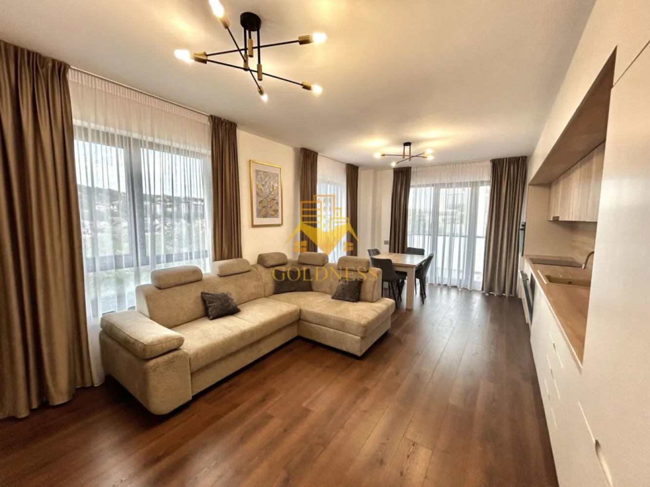2 camere, Modern, Parcare, Bloc nou, Liberty Park, Semicentral, Gara - GOLDNESS Imobiliare vă propune spre închiriere un apartament cu 2 camere complet mobilat și utilat, la etajul 4 într-un imobil de 6 etaje, în zona Semicentrala.
Dispune de loc de parcare subterana!
Se află în apropierea stațiilor de transport în comun, magazine, restaurante, spații verzi, farmacii, etc. 

Apartamentul este compartimentat astfel:
 - dormitor cu pat matrimonial, dressing, noptiere
 - living cu bucatarie open space complet utilată, canapea extensibilă, loc de servit masa 
 - baie cu cabina de dus, calorifer port prosop și dulap pentru depozitare.
 - terasa de 10 mp.

Imobilul este dotat cu toate cele necesare- mașină de spălat haine, frigider, plită electrică, hotă, etc. 
Dacă sunteți interesați de acest apartament și doriți să îl vizionați, dar și pentru alte oferte nu ezitați să ne contactați telefonic sau prin e-mail. Vă stăm la dispoziție!
Pentru intermediere se percepe un comision de 50% din prețul chiriei!