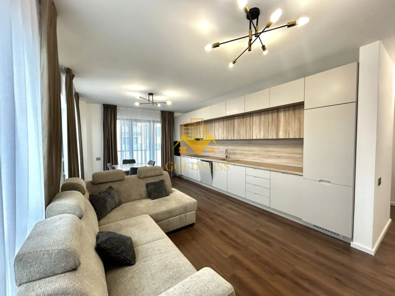 2 camere, Modern, Parcare, Bloc nou, Liberty Park, Semicentral, Gara - GOLDNESS Imobiliare vă propune spre închiriere un apartament cu 2 camere complet mobilat și utilat, la etajul 4 într-un imobil de 6 etaje, în zona Semicentrala.
Dispune de loc de parcare subterana!
Se află în apropierea stațiilor de transport în comun, magazine, restaurante, spații verzi, farmacii, etc. 

Apartamentul este compartimentat astfel:
 - dormitor cu pat matrimonial, dressing, noptiere
 - living cu bucatarie open space complet utilată, canapea extensibilă, loc de servit masa 
 - baie cu cabina de dus, calorifer port prosop și dulap pentru depozitare.
 - terasa de 10 mp.

Imobilul este dotat cu toate cele necesare- mașină de spălat haine, frigider, plită electrică, hotă, etc. 
Dacă sunteți interesați de acest apartament și doriți să îl vizionați, dar și pentru alte oferte nu ezitați să ne contactați telefonic sau prin e-mail. Vă stăm la dispoziție!
Pentru intermediere se percepe un comision de 50% din prețul chiriei!