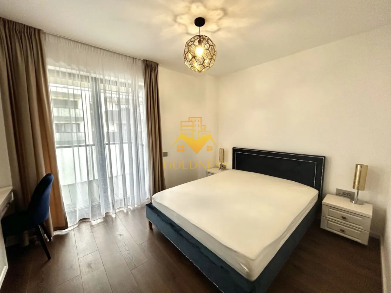 2 camere, Modern, Parcare, Bloc nou, Liberty Park, Semicentral, Gara - GOLDNESS Imobiliare vă propune spre închiriere un apartament cu 2 camere complet mobilat și utilat, la etajul 4 într-un imobil de 6 etaje, în zona Semicentrala.
Dispune de loc de parcare subterana!
Se află în apropierea stațiilor de transport în comun, magazine, restaurante, spații verzi, farmacii, etc. 

Apartamentul este compartimentat astfel:
 - dormitor cu pat matrimonial, dressing, noptiere
 - living cu bucatarie open space complet utilată, canapea extensibilă, loc de servit masa 
 - baie cu cabina de dus, calorifer port prosop și dulap pentru depozitare.
 - terasa de 10 mp.

Imobilul este dotat cu toate cele necesare- mașină de spălat haine, frigider, plită electrică, hotă, etc. 
Dacă sunteți interesați de acest apartament și doriți să îl vizionați, dar și pentru alte oferte nu ezitați să ne contactați telefonic sau prin e-mail. Vă stăm la dispoziție!
Pentru intermediere se percepe un comision de 50% din prețul chiriei!