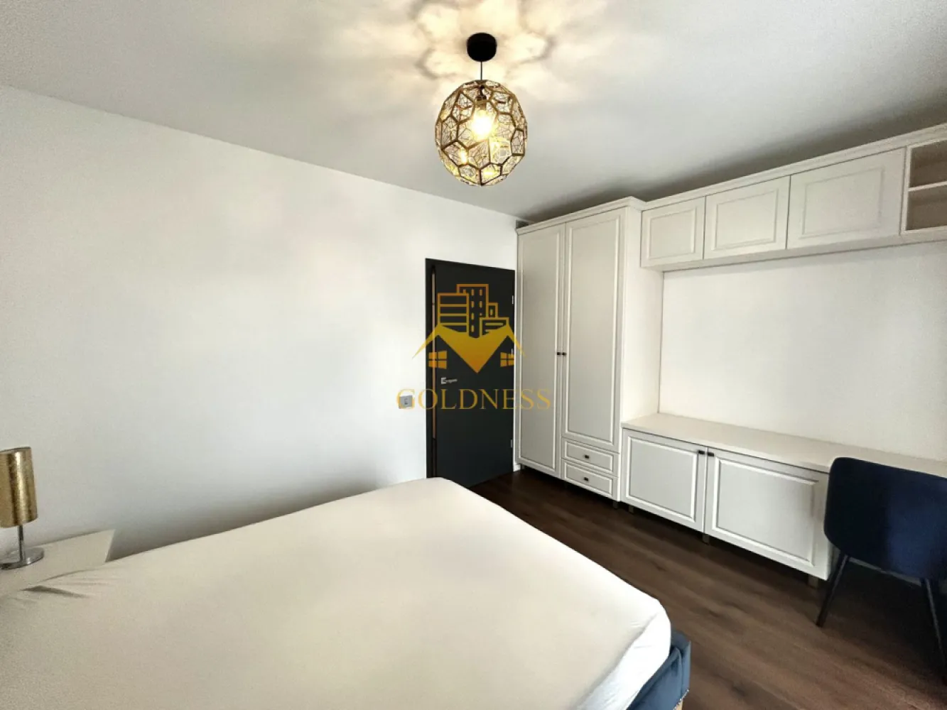 2 camere, Modern, Parcare, Bloc nou, Liberty Park, Semicentral, Gara - GOLDNESS Imobiliare vă propune spre închiriere un apartament cu 2 camere complet mobilat și utilat, la etajul 4 într-un imobil de 6 etaje, în zona Semicentrala.
Dispune de loc de parcare subterana!
Se află în apropierea stațiilor de transport în comun, magazine, restaurante, spații verzi, farmacii, etc. 

Apartamentul este compartimentat astfel:
 - dormitor cu pat matrimonial, dressing, noptiere
 - living cu bucatarie open space complet utilată, canapea extensibilă, loc de servit masa 
 - baie cu cabina de dus, calorifer port prosop și dulap pentru depozitare.
 - terasa de 10 mp.

Imobilul este dotat cu toate cele necesare- mașină de spălat haine, frigider, plită electrică, hotă, etc. 
Dacă sunteți interesați de acest apartament și doriți să îl vizionați, dar și pentru alte oferte nu ezitați să ne contactați telefonic sau prin e-mail. Vă stăm la dispoziție!
Pentru intermediere se percepe un comision de 50% din prețul chiriei!
