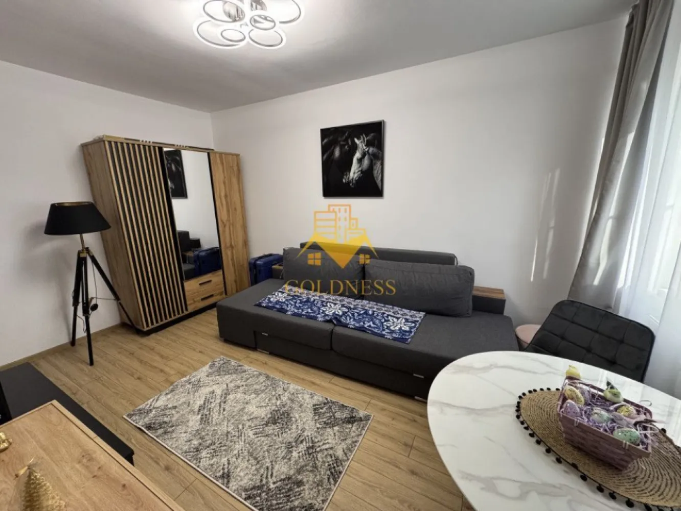 O camera, modern, prima inchiriere,Casa Piratilor Manastur,Primaverii - GOLDNESS Imobiliare vă propune spre închiriere un apartament cu 1 camera, complet mobilat și utilat, la etajul 1 într-un imobil de 4 etaje, în Cartierul Manastur.
Se poate parca in zona la liber.
Se află în apropierea stațiilor de transport în comun, magazine, restaurante, spații verzi, farmacii, etc. 

Apartamentul este compartimentat astfel:
 - dormitor cu canapea extensibila, dressing, noptiere
 - bucatarie complet utilată și mobilată, loc de servit masa 
 - baie cu cabina de dus, calorifer port prosop și dulap pentru depozitare.

Imobilul este dotat cu toate cele necesare- centrală proprie, frigider, aragaz, hotă, mașină de spălat haine, etc. 

Dacă sunteți interesați de acest apartament și doriți să îl vizionați, dar și pentru alte oferte nu ezitați să ne contactați telefonic sau prin e-mail. Vă stăm la dispoziție!
Pentru intermediere se percepe un comision de 50% din prețul chiriei!