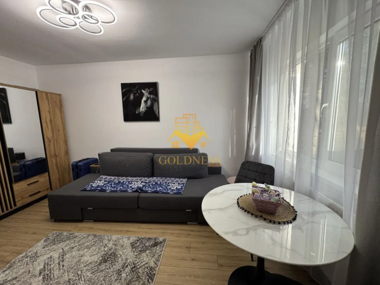 O camera, modern, prima inchiriere,Casa Piratilor Manastur,Primaverii - GOLDNESS Imobiliare vă propune spre închiriere un apartament cu 1 camera, complet mobilat și utilat, la etajul 1 într-un imobil de 4 etaje, în Cartierul Manastur.
Se poate parca in zona la liber.
Se află în apropierea stațiilor de transport în comun, magazine, restaurante, spații verzi, farmacii, etc. 

Apartamentul este compartimentat astfel:
 - dormitor cu canapea extensibila, dressing, noptiere
 - bucatarie complet utilată și mobilată, loc de servit masa 
 - baie cu cabina de dus, calorifer port prosop și dulap pentru depozitare.

Imobilul este dotat cu toate cele necesare- centrală proprie, frigider, aragaz, hotă, mașină de spălat haine, etc. 

Dacă sunteți interesați de acest apartament și doriți să îl vizionați, dar și pentru alte oferte nu ezitați să ne contactați telefonic sau prin e-mail. Vă stăm la dispoziție!
Pentru intermediere se percepe un comision de 50% din prețul chiriei!