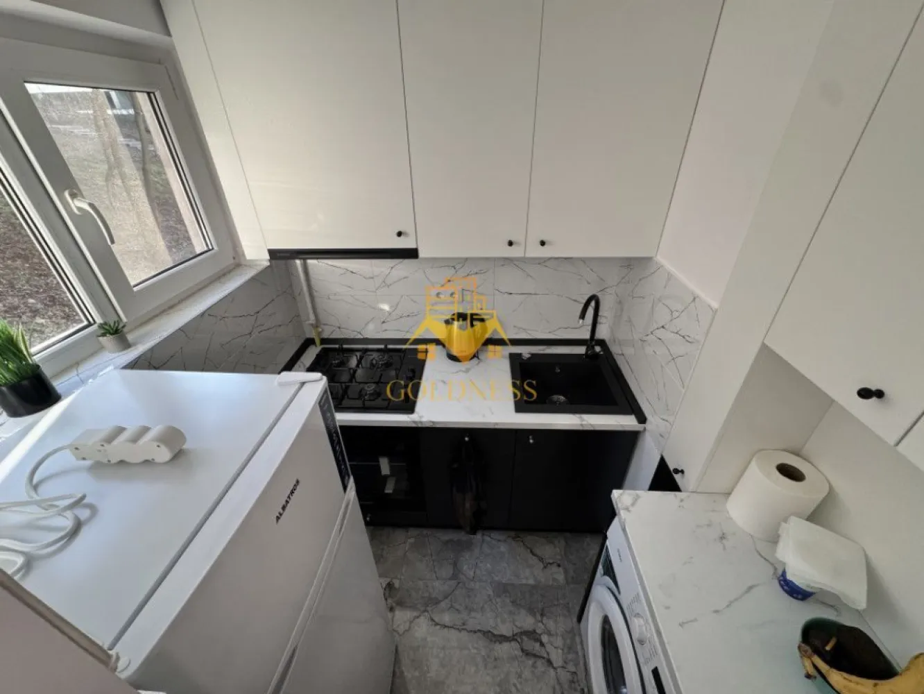 O camera, modern, prima inchiriere,Casa Piratilor Manastur,Primaverii - GOLDNESS Imobiliare vă propune spre închiriere un apartament cu 1 camera, complet mobilat și utilat, la etajul 1 într-un imobil de 4 etaje, în Cartierul Manastur.
Se poate parca in zona la liber.
Se află în apropierea stațiilor de transport în comun, magazine, restaurante, spații verzi, farmacii, etc. 

Apartamentul este compartimentat astfel:
 - dormitor cu canapea extensibila, dressing, noptiere
 - bucatarie complet utilată și mobilată, loc de servit masa 
 - baie cu cabina de dus, calorifer port prosop și dulap pentru depozitare.

Imobilul este dotat cu toate cele necesare- centrală proprie, frigider, aragaz, hotă, mașină de spălat haine, etc. 

Dacă sunteți interesați de acest apartament și doriți să îl vizionați, dar și pentru alte oferte nu ezitați să ne contactați telefonic sau prin e-mail. Vă stăm la dispoziție!
Pentru intermediere se percepe un comision de 50% din prețul chiriei!