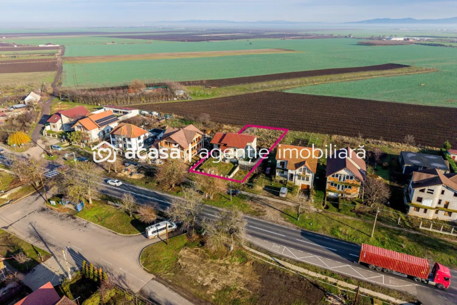 Casă spatioasa, construcție nouă – Zimandu Nou Teren 998 mp Comision 0 - Comision 0%
Vă propunem spre vânzare o casă individuală, construcție nouă, situată în Zimandu Nou, ideală pentru cei care își doresc o proprietate solidă, generoasă ca suprafață, pe care să o personalizeze după propriul gust.

Proprietatea este edificată pe un teren de 998 mp și dispune de o suprafață utilă de 325 mp, oferind spațiu amplu pentru o familie mare sau pentru multiple zone funcționale. Casa este semifinisată, la gri, atât la interior, cât și la exterior, iar demisolul este finalizat, gata pentru utilizare imediată.

Imobilul beneficiază de toate utilitățile: gaz, curent, apă și canalizare. Este dotat cu garaj, terasă, acoperiș din țiglă și rolete electrice, fiind construit cu atenție la detalii și durabilitate.

Un avantaj important îl reprezintă valoarea investiției: prețul este sub costul actual de construire, raportat la un cost de aproximativ 265 euro/mp construit, fără a include valoarea terenului – o oportunitate rară pe piață.

🏡 Predare imediată – ideală pentru cei care doresc să finalizeze rapid amenajările și să se mute sau să investească inteligent.

📍 Localizare: Zimandu Nou
📐 Teren: 998 mp
🏠 Suprafață utilă: 325 mp
🔧 Stadiu: semifinisat (la gri)
🚗 Garaj | Terasă | Rolete electrice | Toate utilitățile

📞 Pentru detalii și programarea unei vizionări:
Blaga Flavius – 0754467525 Consultant imobiliar acreditat APAIR (Asociația Profesională a Agenților Imobiliari din România)

Nu dispui de toată suma? Te ajutăm noi gratuit! Îți obținem oferte de la 16 bănci.
Ai o proprietate de vânzare în Arad și vrei să știi cât valorează cu adevărat?

Birou: ACASĂ | Agenție imobiliară Arad
Adresă: Bulevardul Decebal 2, Arad 310133