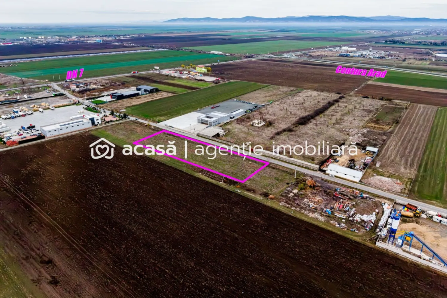 Teren cu acces DN7 și A1, ideal pentru dezvoltări industriale - Vă oferim spre vănzare un teren excepțional în Vladimirescu, Arad, cu acces direct la DN7 și centura Vladimirescu-Arad, legatura cu Autostrada A1, una dintre cele mai importante rute de transport din zonă.

Suprafață: 7000 mp cu front stradal de 163 m
Locație: Vladimirescu, cu acces facil la DN7 și Centura Vladimirescu Arad
Vizibilitate: Excepțională, datorită amplasării la 350 m de DN7 și 700 m de Centura.
Destinație: Potrivit pentru dezvoltări comerciale, industriale și economice.

Avantaje:
-Accesibilitate: Conexiune directă la DN7, facilitând logistica și transportul
-Potențial de dezvoltare: Situat într-o zonă în plină expansiune economică, ideal pentru investiții pe termen lung
-Infrastructură: Aproape de orașul Arad, acces facil la Autostrada A1 și de alte facilități esențiale

Preț de listare: 40 Euro/mp
Terenul este parcelat in 7 CF-uri a cate 1000 mp cu front stradal de 23,5m fiecare,(se vand toate parcelele)

Vânzarea se poate realiza rapid, la final de an.
Pentru vizionare și detalii: 0757 662 907 Andrei Caracioni, consultant imobiliar Acasa Arad.
Comision 0 la cumparare!

Nu dispui de toată suma? Te ajutăm noi gratuit!
Îți obținem oferte de creditare de la 16 bănci.

Ai o proprietate de vânzare în Arad și vrei să știi cât valorează cu adevărat?
Sună-mă pentru o evaluare gratuită, fără obligații.

Birou: ACASĂ | Agenție imobiliară Arad
Bulevardul Decebal 2, Arad 310133

Cod proprietate: CP2838086