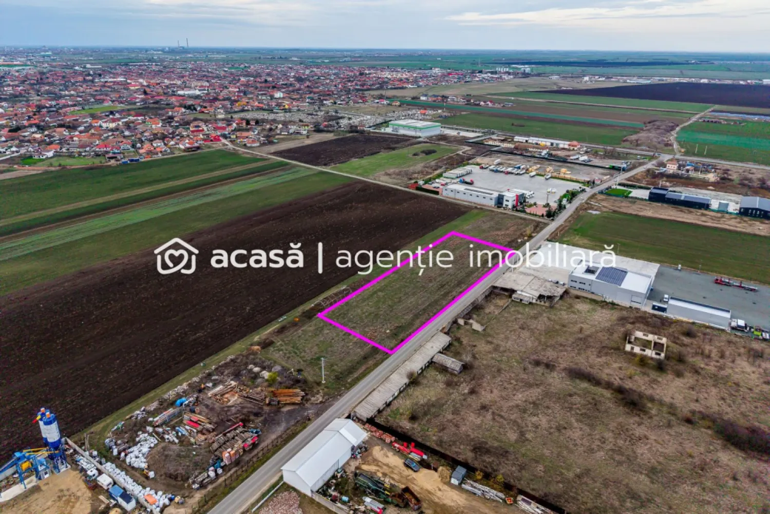 Teren cu acces DN7 și A1, ideal pentru dezvoltări industriale - Vă oferim spre vănzare un teren excepțional în Vladimirescu, Arad, cu acces direct la DN7 și centura Vladimirescu-Arad, legatura cu Autostrada A1, una dintre cele mai importante rute de transport din zonă.

Suprafață: 7000 mp cu front stradal de 163 m
Locație: Vladimirescu, cu acces facil la DN7 și Centura Vladimirescu Arad
Vizibilitate: Excepțională, datorită amplasării la 350 m de DN7 și 700 m de Centura.
Destinație: Potrivit pentru dezvoltări comerciale, industriale și economice.

Avantaje:
-Accesibilitate: Conexiune directă la DN7, facilitând logistica și transportul
-Potențial de dezvoltare: Situat într-o zonă în plină expansiune economică, ideal pentru investiții pe termen lung
-Infrastructură: Aproape de orașul Arad, acces facil la Autostrada A1 și de alte facilități esențiale

Preț de listare: 40 Euro/mp
Terenul este parcelat in 7 CF-uri a cate 1000 mp cu front stradal de 23,5m fiecare,(se vand toate parcelele)

Vânzarea se poate realiza rapid, la final de an.
Pentru vizionare și detalii: 0757 662 907 Andrei Caracioni, consultant imobiliar Acasa Arad.
Comision 0 la cumparare!

Nu dispui de toată suma? Te ajutăm noi gratuit!
Îți obținem oferte de creditare de la 16 bănci.

Ai o proprietate de vânzare în Arad și vrei să știi cât valorează cu adevărat?
Sună-mă pentru o evaluare gratuită, fără obligații.

Birou: ACASĂ | Agenție imobiliară Arad
Bulevardul Decebal 2, Arad 310133

Cod proprietate: CP2838086