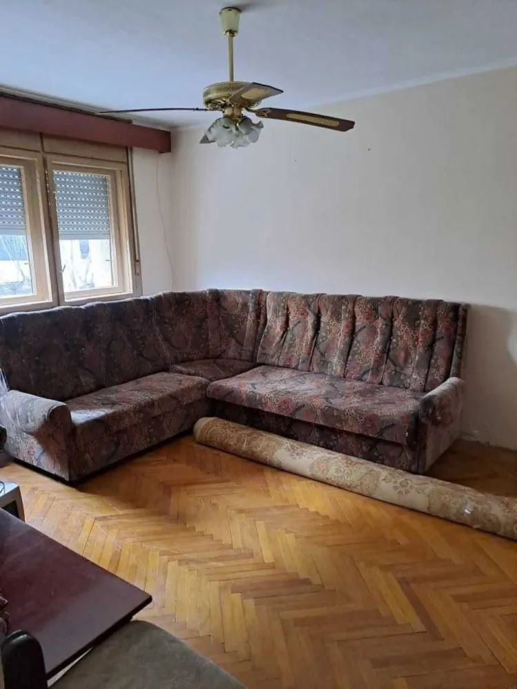 BRASADAS vinde ap 3 cam etaj 2 sup 93mp - Agenția imobiliara BRASADAS vinde apartament 3 camere , cu suprafata de 93 mp inscrisa in c.f. , 2 bai , 2 balcoane , 2 holuri si beci .
Este situat la etajul 2 si este in curs de golire.
Pentru mai multe oferte accesați www.brasadas.com.