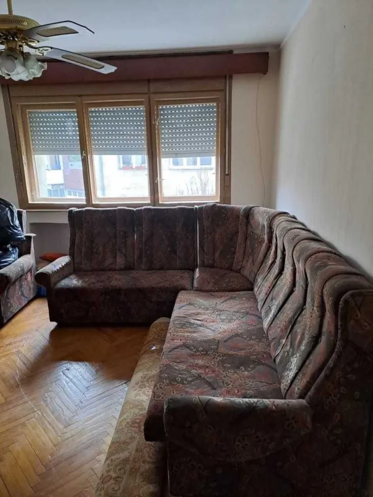 BRASADAS vinde ap 3 cam etaj 2 sup 93mp - Agenția imobiliara BRASADAS vinde apartament 3 camere , cu suprafata de 93 mp inscrisa in c.f. , 2 bai , 2 balcoane , 2 holuri si beci .
Este situat la etajul 2 si este in curs de golire.
Pentru mai multe oferte accesați www.brasadas.com.