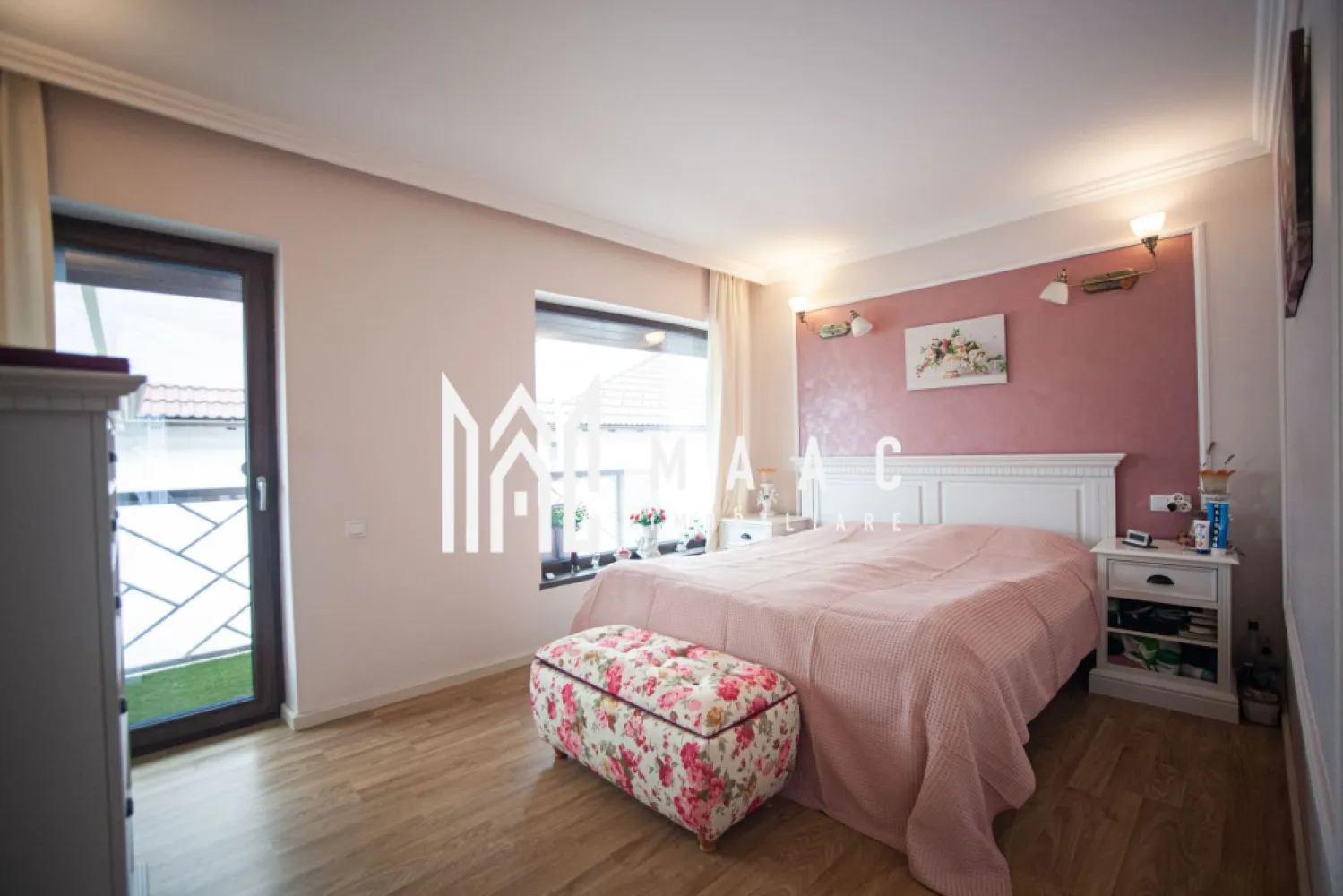 Casa 5 Camere I 175mpu I P+E+P I Zona Triajului - MAAC Imobiliare va ofera spre vanzare o casa in Selimbar,zona Triajului avand urmatoarele caracteristici: - suprafata teren 250 mp + cota de drum. - suprafata utila 175 mp pe parter, etaj si pod. - casa este insorita de dimineata pe o parte iar dupa masa pe zona de terasa. - parterul este format din hol generos, baie cu geam, camara, bucatarie separata, loc de luat masa, living. - etajul este format din 3 dormitoare decomandate, 2 bai, minidressing. - podul este amenajat(camera de hobby) avand o inaltime de 2,9 m. Casa a fost amenajata cu materiale de cea mai buna calitate fiind dotata cu: - incalzire in pardoseala la parter si etaj iar la mansarda calorifere. - centrala termica pe gaz+boiler electric+puffer de 200 litri. - instalatie pregatita pentru panouri solare. - usi interioare din lemn masiv pe comanda. - mobila din lemn masiv pe comanda. - semineu electric. - terasa acoperita, cu utilitati. - rulouri electrice la geamuri. - porti electrice + pavaj + gazon artificial. - garaj generos. -Parcela si împrejurimi. Suprafata teren :250 mp. Localizare:suburbana. Tip gard:gard viu. Tip acces: pavat. Pentru mai multe detalii specificatii telefonic ca ati vazut anuntul cu ID:CP2509993. }}