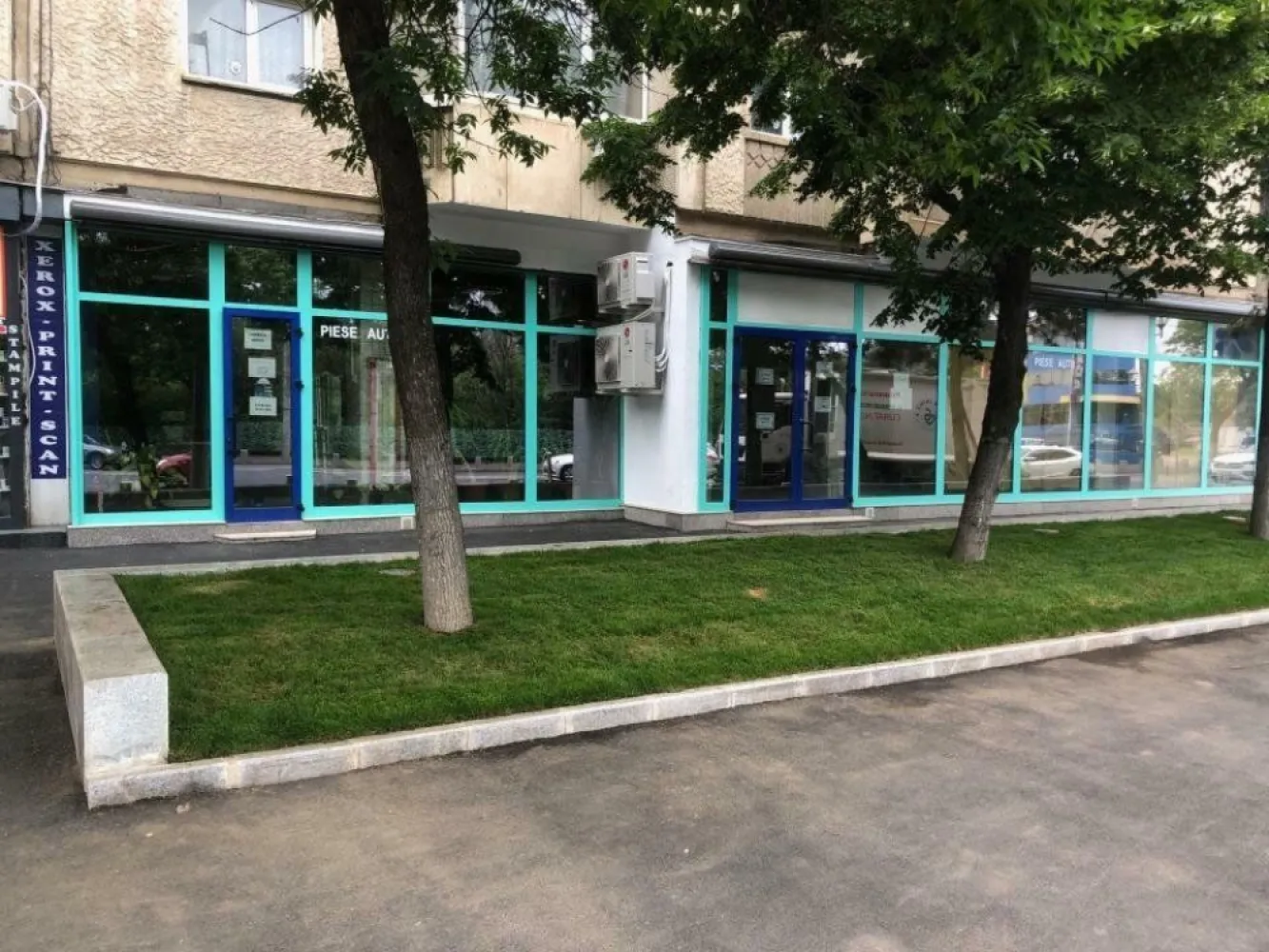 Agenția imobiliara BRASADAS închiriază sp com STRADAL 172mp. - Agenția imobiliara BRASADAS închiriază Spatiu Comercial Stradal in suprafata de 172 m2 cu deschidere 20 m, situat in zona Eroii Revolutiei.
Se poate inchiria si pe bucati: 86,64 m2, respectiv 85,39 m2.Cele 2 spatii comunica intre ele,dar beneficiaza de intrari separate.
Spatiul beneficiaza de toate utilitatile. 
Pentru mai multe oferte accesați www.brasadas.com.