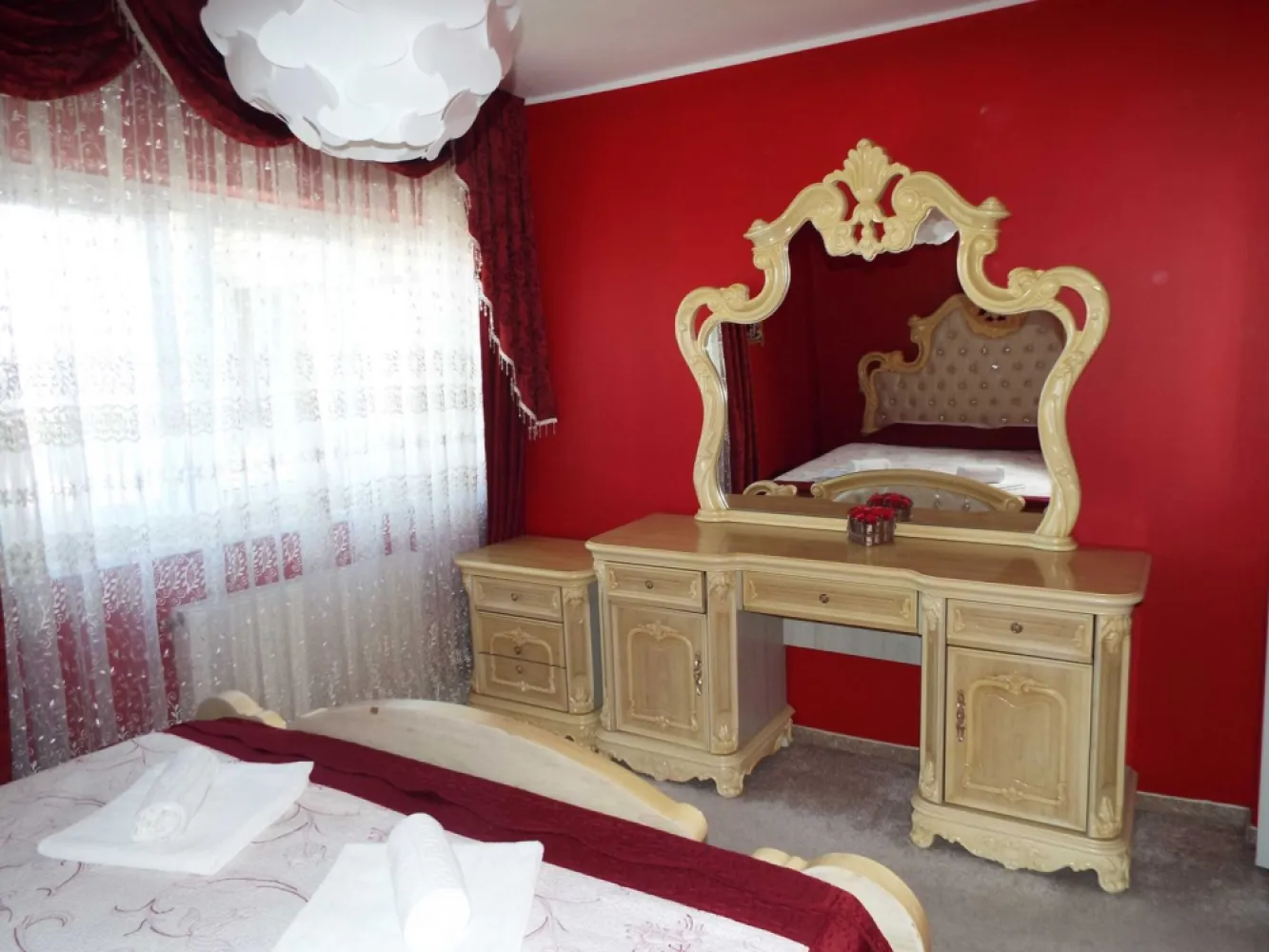 BRASADAS închiriaza ap 2 cam Piata Natiunile Unite etaj 8/17. - Agenția imobiliara BRASADAS închiriază ap 2 camere semi decomandat 8 din 17 Blocul Turn Central,vizavi de centru vechi cu vedere Casa Poporului spate, fata Calea Victoriei, cu o priveliste de vis.Acces rapid catre Centru Vechi,Universitate,Calea Victoriei, Universitate,Restaurante,Tribunal etc...
Apartamentul are suprafata de 50 mp utili,mobilat si utilat foarte modern,cu tot ce este necesar.
Conditii de inchiriere 1 luna de chirie plus 1 luna garantie.
Nu se aacepta animale de companie.
Pentru mai multe oferte accesați www.ageuropa.ro.