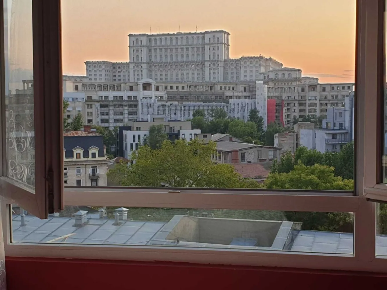 BRASADAS închiriaza ap 2 cam Piata Natiunile Unite etaj 8/17. - Agenția imobiliara BRASADAS închiriază ap 2 camere semi decomandat 8 din 17 Blocul Turn Central,vizavi de centru vechi cu vedere Casa Poporului spate, fata Calea Victoriei, cu o priveliste de vis.Acces rapid catre Centru Vechi,Universitate,Calea Victoriei, Universitate,Restaurante,Tribunal etc...
Apartamentul are suprafata de 50 mp utili,mobilat si utilat foarte modern,cu tot ce este necesar.
Conditii de inchiriere 1 luna de chirie plus 1 luna garantie.
Nu se aacepta animale de companie.
Pentru mai multe oferte accesați www.ageuropa.ro.