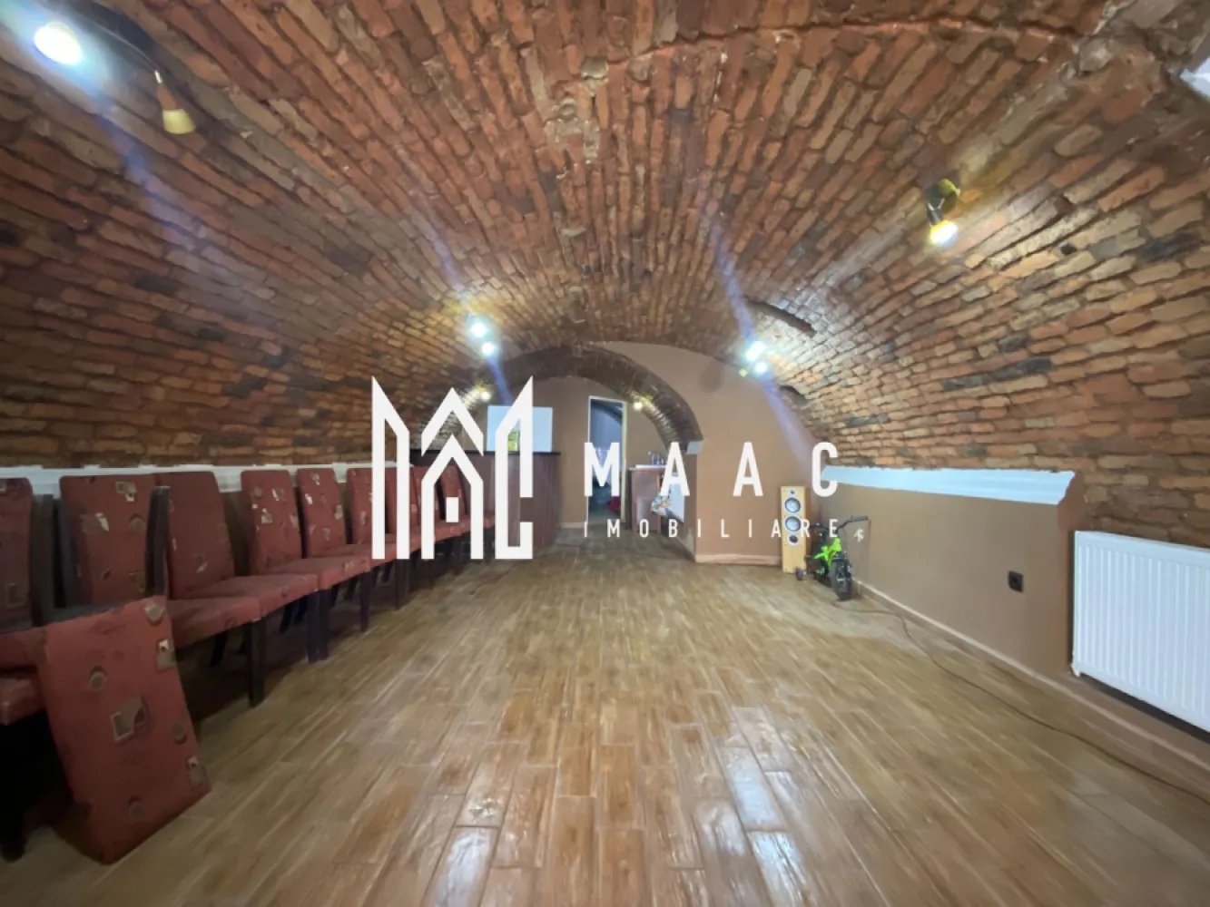 Spatiu Comercial | 93 MP | Ultracentral - Situat într-o zonă ultra-centrală de mare interes, acest spațiu comercial de 93 mp oferit de MAAC Imobiliare reprezintă o oportunitate excelentă pentru afacerea ta. Având o amplasare strategică într-un punct de maximă vizibilitate, acesta beneficiază de un flux constant de pietoni și trafic auto, ideal pentru orice activitate comercială sau de servicii.

Spațiul dispune de un spatiu generos, ce permite o amenajare flexibilă, adaptabilă nevoilor diverse ale unui magazin de retail, salon de înfrumusețare, cafenea, birouri sau alte activități. 

Printre facilități se numără:

Acces direct din stradă pentru vizibilitate maximă
Vitrină spațioasă, perfectă pentru expunerea produselor sau branding
Sistem de încălzire și răcire eficient, pentru confortul angajaților și clienților
Conexiuni moderne de utilități (electricitate, apă, internet)
Grup sanitar propriu și spațiu de depozitare.
Fiind situat în imediata apropiere a mijloacelor de transport în comun, a centrelor comerciale și a altor puncte de interes, acest spațiu oferă accesibilitate facilă atât pentru clienți, cât și pentru angajați.

Pentru mai multe detalii precizati telefonic ca ati vazut anuntul cu ID : CP2163015