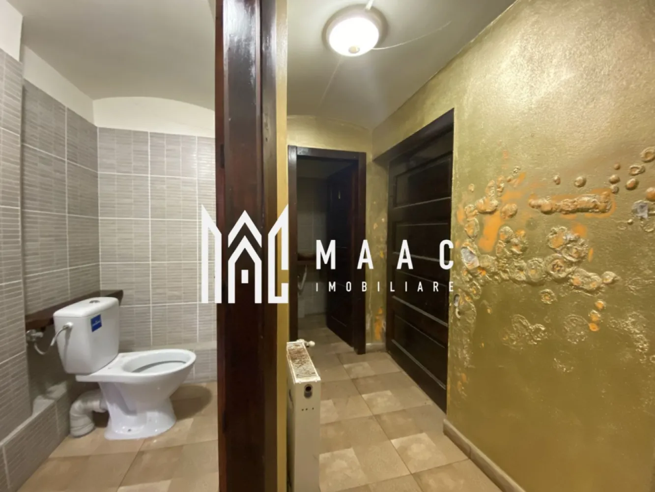 Spatiu Comercial | 93 MP | Ultracentral - Situat într-o zonă ultra-centrală de mare interes, acest spațiu comercial de 93 mp oferit de MAAC Imobiliare reprezintă o oportunitate excelentă pentru afacerea ta. Având o amplasare strategică într-un punct de maximă vizibilitate, acesta beneficiază de un flux constant de pietoni și trafic auto, ideal pentru orice activitate comercială sau de servicii.

Spațiul dispune de un spatiu generos, ce permite o amenajare flexibilă, adaptabilă nevoilor diverse ale unui magazin de retail, salon de înfrumusețare, cafenea, birouri sau alte activități. 

Printre facilități se numără:

Acces direct din stradă pentru vizibilitate maximă
Vitrină spațioasă, perfectă pentru expunerea produselor sau branding
Sistem de încălzire și răcire eficient, pentru confortul angajaților și clienților
Conexiuni moderne de utilități (electricitate, apă, internet)
Grup sanitar propriu și spațiu de depozitare.
Fiind situat în imediata apropiere a mijloacelor de transport în comun, a centrelor comerciale și a altor puncte de interes, acest spațiu oferă accesibilitate facilă atât pentru clienți, cât și pentru angajați.

Pentru mai multe detalii precizati telefonic ca ati vazut anuntul cu ID : CP2163015