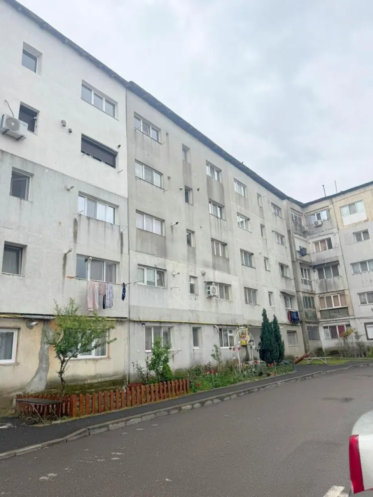 Apartament cu 2 camere - vanzare - Marasesti, jud. Vrancea - Vă propunem spre vânzare un apartament cu 2 camere, situat în Mărășești, pe strada Garoafei, în zona Gară – Parc, o locație liniștită și accesibilă, potrivită atât pentru locuit, cât și pentru investiție. Proprietatea beneficiază de o poziționare avantajoasă, în apropierea principalelor puncte de interes din oraș.

Detalii proprietate:
Apartamentul este situat la etajul 4 din 4, într-un imobil construit în anul 1979, și are o suprafață utilă de 49,4 mp, la care se adaugă o logie de 5,1 mp. Compartimentarea este practică și luminoasă, oferind un spațiu confortabil și bine organizat.

Un avantaj important îl reprezintă podul pe toată suprafața apartamentului, compartimentat identic, cu acces securizat pe bază de cheie, ideal pentru depozitare sau spațiu suplimentar.

Stare apartament:
Proprietatea se află în curs de renovare, oferind viitorului proprietar posibilitatea de a finaliza amenajarea după propriile preferințe. Este dotată cu geamuri termopan, ușă metalică la intrare și contor de gaz montat (nu dispune de centrală termică).

Situație juridică:
Actele sunt la zi, proprietatea dispune de carte funciară și certificat energetic, fără datorii sau sarcini.

Preț propus: 22.000 euro, negociabil
Comision intermediere: 350 euro

Ofertă disponibilă în exclusivitate prin agenția Mag Invest.

Pentru mai multe detalii și programarea unei vizionări:
Liliana Ene – Broker acreditat ABI
Telefon: 0746 252 252

O oportunitate excelentă pentru cei care își doresc un apartament bine poziționat, cu potențial ridicat, într-o zonă apreciată din Mărășești.