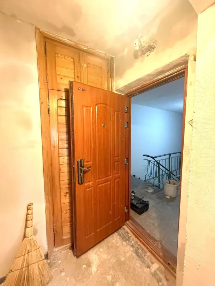 Apartament cu 2 camere - vanzare - Marasesti, jud. Vrancea - Vă propunem spre vânzare un apartament cu 2 camere, situat în Mărășești, pe strada Garoafei, în zona Gară – Parc, o locație liniștită și accesibilă, potrivită atât pentru locuit, cât și pentru investiție. Proprietatea beneficiază de o poziționare avantajoasă, în apropierea principalelor puncte de interes din oraș.

Detalii proprietate:
Apartamentul este situat la etajul 4 din 4, într-un imobil construit în anul 1979, și are o suprafață utilă de 49,4 mp, la care se adaugă o logie de 5,1 mp. Compartimentarea este practică și luminoasă, oferind un spațiu confortabil și bine organizat.

Un avantaj important îl reprezintă podul pe toată suprafața apartamentului, compartimentat identic, cu acces securizat pe bază de cheie, ideal pentru depozitare sau spațiu suplimentar.

Stare apartament:
Proprietatea se află în curs de renovare, oferind viitorului proprietar posibilitatea de a finaliza amenajarea după propriile preferințe. Este dotată cu geamuri termopan, ușă metalică la intrare și contor de gaz montat (nu dispune de centrală termică).

Situație juridică:
Actele sunt la zi, proprietatea dispune de carte funciară și certificat energetic, fără datorii sau sarcini.

Preț propus: 22.000 euro, negociabil
Comision intermediere: 350 euro

Ofertă disponibilă în exclusivitate prin agenția Mag Invest.

Pentru mai multe detalii și programarea unei vizionări:
Liliana Ene – Broker acreditat ABI
Telefon: 0746 252 252

O oportunitate excelentă pentru cei care își doresc un apartament bine poziționat, cu potențial ridicat, într-o zonă apreciată din Mărășești.