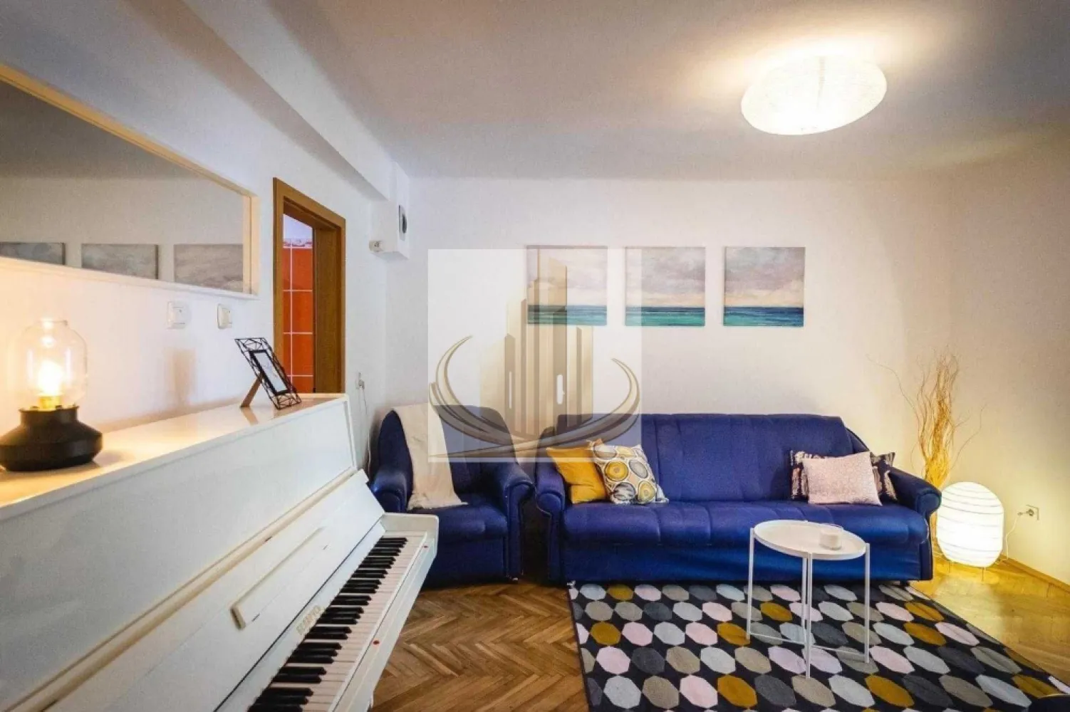 Apartament 2 camere, Bd. Victor Babeș - Grand Mobilis Imobiliare vă propune spre închiriere un apartament cu 2 camere, situat la parter, având o suprafață utilă de 50 mp. Proprietatea se remarcă printr-un interior luminos, amenajat cu finisaje moderne și o paletă cromatică neutră, ce conferă un ambient elegant și primitor. Pardoseala este realizată din lemn, iar baia este finisată cu gresie și dotată cu obiecte sanitare de calitate superioară.

Imobilul este amplasat într-o zonă urbană bine cotată, cu acces facil la multiple puncte de interes. În proximitate se regăsesc instituții de învățământ (universitate, școli, grădinițe), mijloace de transport în comun, iar Parcul UPT se află la doar câteva minute distanță, oferind un cadru ideal pentru relaxare. De asemenea, zona beneficiază de o ofertă variată de cafenele, restaurante și spații de agrement.

Vă invităm să programați o vizionare pentru a descoperi toate avantajele acestei proprietăți.
ID intern: CP3050977