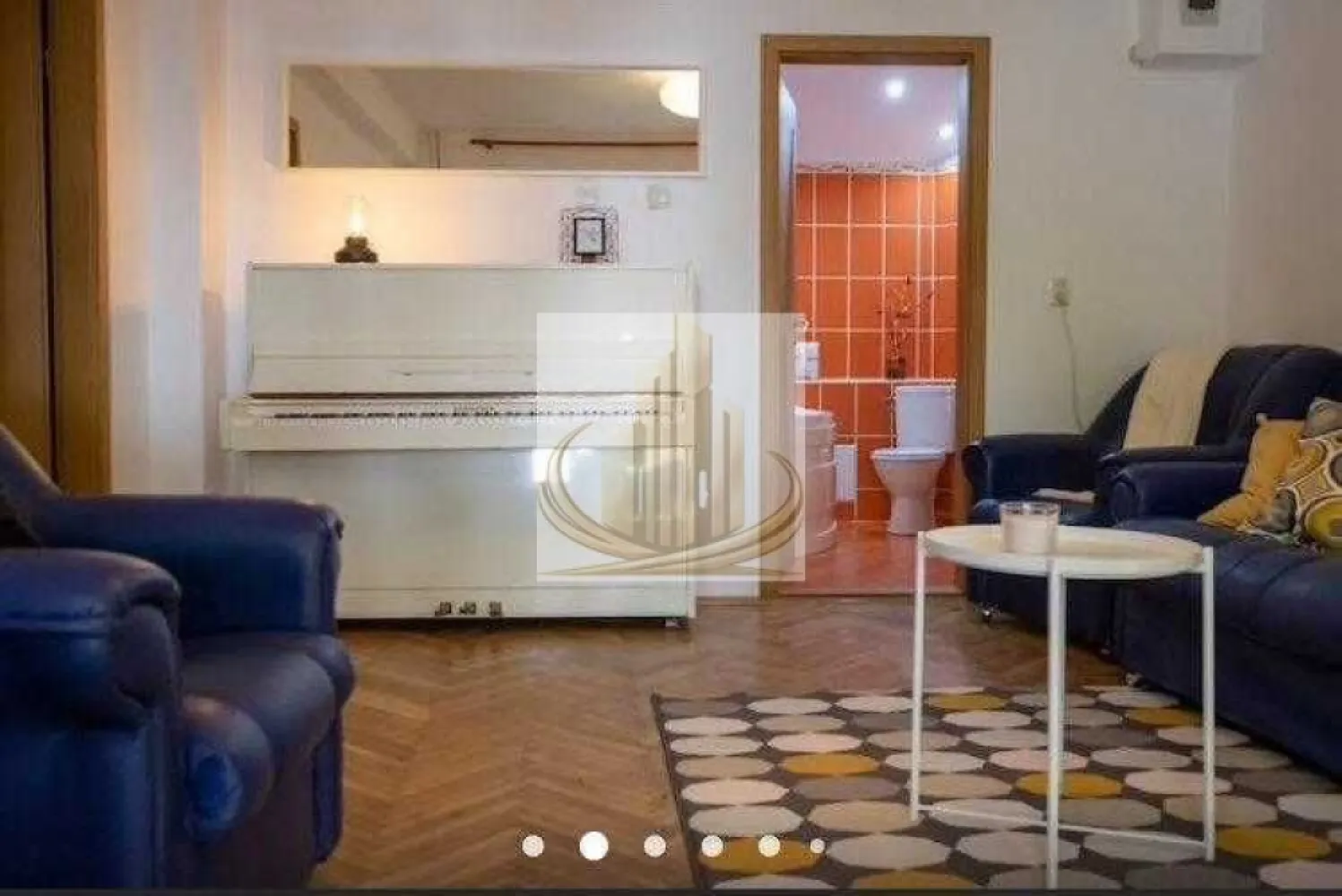 Apartament 2 camere, Bd. Victor Babeș - Grand Mobilis Imobiliare vă propune spre închiriere un apartament cu 2 camere, situat la parter, având o suprafață utilă de 50 mp. Proprietatea se remarcă printr-un interior luminos, amenajat cu finisaje moderne și o paletă cromatică neutră, ce conferă un ambient elegant și primitor. Pardoseala este realizată din lemn, iar baia este finisată cu gresie și dotată cu obiecte sanitare de calitate superioară.

Imobilul este amplasat într-o zonă urbană bine cotată, cu acces facil la multiple puncte de interes. În proximitate se regăsesc instituții de învățământ (universitate, școli, grădinițe), mijloace de transport în comun, iar Parcul UPT se află la doar câteva minute distanță, oferind un cadru ideal pentru relaxare. De asemenea, zona beneficiază de o ofertă variată de cafenele, restaurante și spații de agrement.

Vă invităm să programați o vizionare pentru a descoperi toate avantajele acestei proprietăți.
ID intern: CP3050977