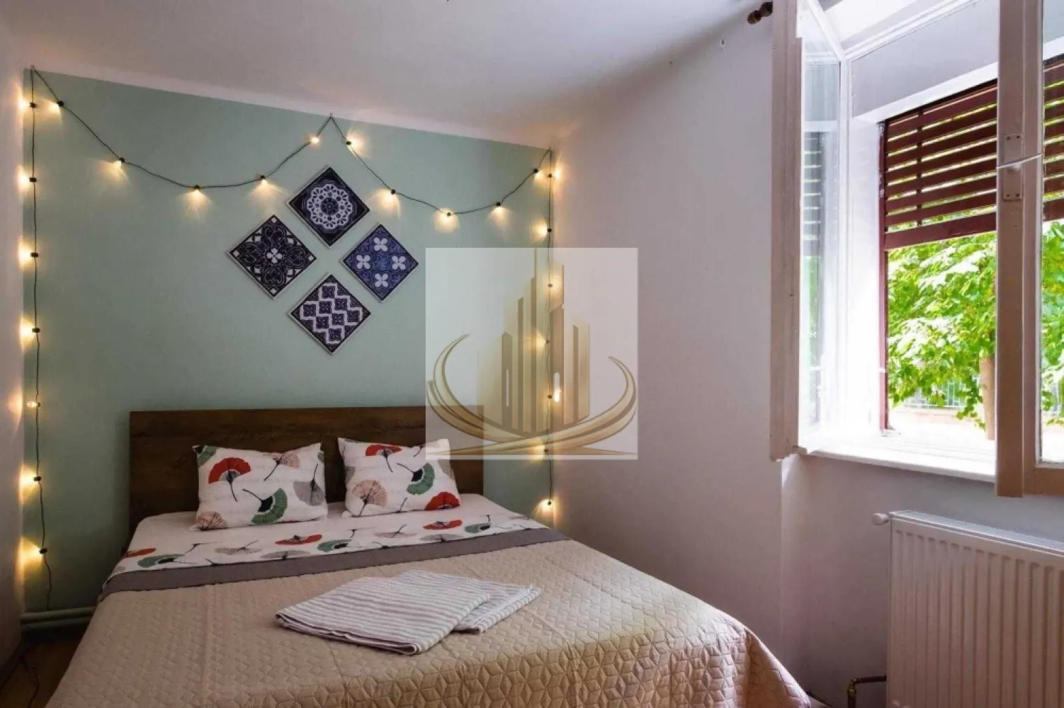 Apartament 2 camere, Bd. Victor Babeș - Grand Mobilis Imobiliare vă propune spre închiriere un apartament cu 2 camere, situat la parter, având o suprafață utilă de 50 mp. Proprietatea se remarcă printr-un interior luminos, amenajat cu finisaje moderne și o paletă cromatică neutră, ce conferă un ambient elegant și primitor. Pardoseala este realizată din lemn, iar baia este finisată cu gresie și dotată cu obiecte sanitare de calitate superioară.

Imobilul este amplasat într-o zonă urbană bine cotată, cu acces facil la multiple puncte de interes. În proximitate se regăsesc instituții de învățământ (universitate, școli, grădinițe), mijloace de transport în comun, iar Parcul UPT se află la doar câteva minute distanță, oferind un cadru ideal pentru relaxare. De asemenea, zona beneficiază de o ofertă variată de cafenele, restaurante și spații de agrement.

Vă invităm să programați o vizionare pentru a descoperi toate avantajele acestei proprietăți.
ID intern: CP3050977