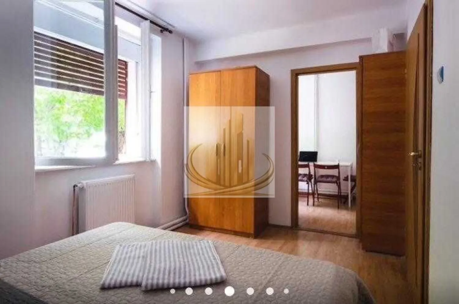 Apartament 2 camere, Bd. Victor Babeș - Grand Mobilis Imobiliare vă propune spre închiriere un apartament cu 2 camere, situat la parter, având o suprafață utilă de 50 mp. Proprietatea se remarcă printr-un interior luminos, amenajat cu finisaje moderne și o paletă cromatică neutră, ce conferă un ambient elegant și primitor. Pardoseala este realizată din lemn, iar baia este finisată cu gresie și dotată cu obiecte sanitare de calitate superioară.

Imobilul este amplasat într-o zonă urbană bine cotată, cu acces facil la multiple puncte de interes. În proximitate se regăsesc instituții de învățământ (universitate, școli, grădinițe), mijloace de transport în comun, iar Parcul UPT se află la doar câteva minute distanță, oferind un cadru ideal pentru relaxare. De asemenea, zona beneficiază de o ofertă variată de cafenele, restaurante și spații de agrement.

Vă invităm să programați o vizionare pentru a descoperi toate avantajele acestei proprietăți.
ID intern: CP3050977