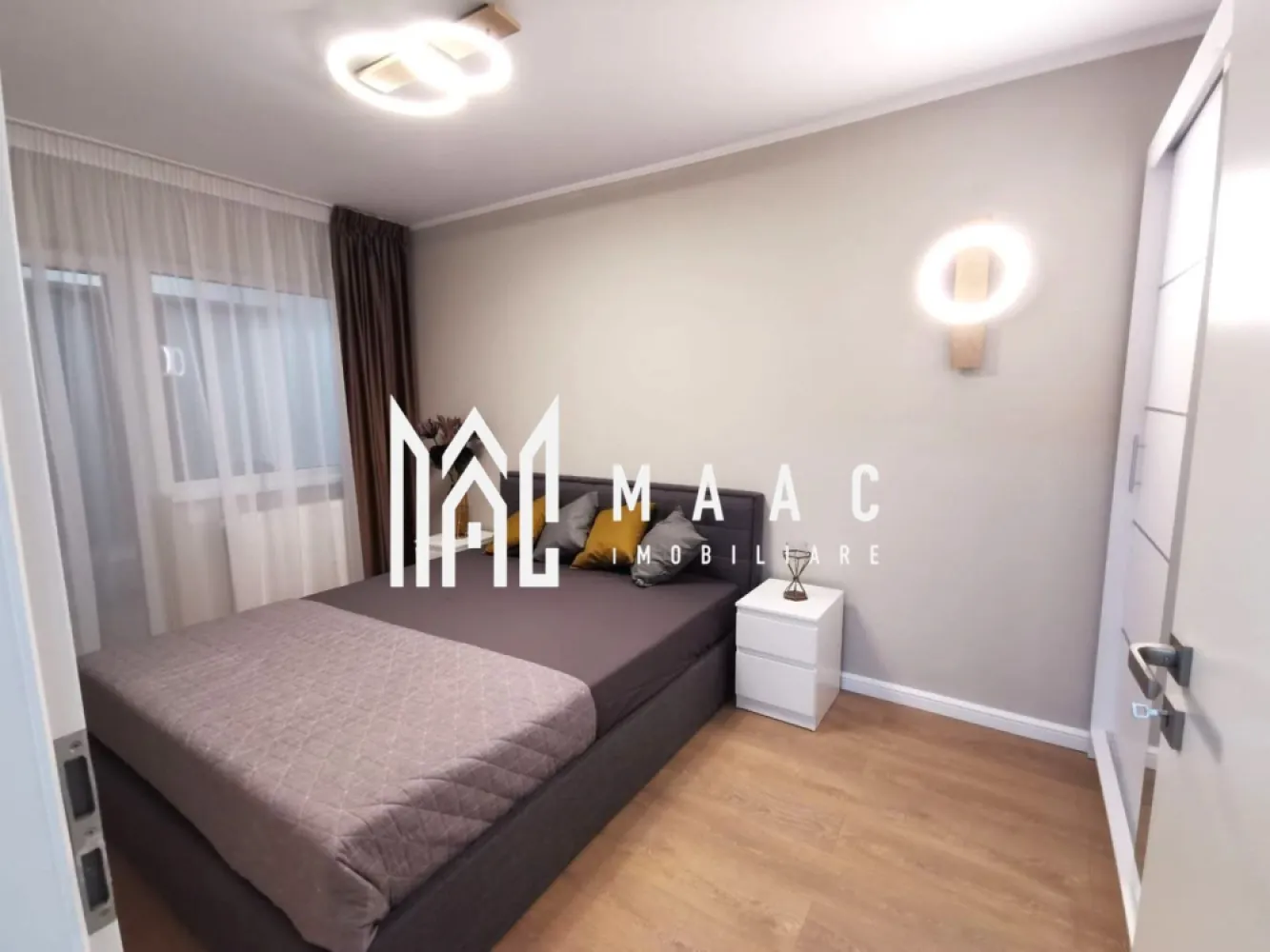 Apartament 2 camere I 57mp I Balcon 12mpu I Mihai Viteazu - MAAC imobiliare va ofera spre vanzare un apartament cu 2 camere, in Zona Mihai Viteazu. Apartamentul a fost refacut in totalitate (inclusiv instalatii electrice si sanitare). Suprafata: 57 mp utili + 12 mp balcon. Apartamentul este decomandat si compus dintr-un living, hol, bucatarie, camara, dormitor, baie si balcon. (+boxa la subsol). Apartamentul este situat la etajul 4,intr-un bloc cu regim de inaltime P+10. Se preda mobilat/utilat. In proximitatea apartamentului se regasesc: loc de joaca pentru copii, farmacii, institutii de invatamant, magazine, statii pentru mijloace de transport in comun. Pentru mai multe detalii specificatii telefonic ca ati vazut anuntul cu ID:CP2509619 }}