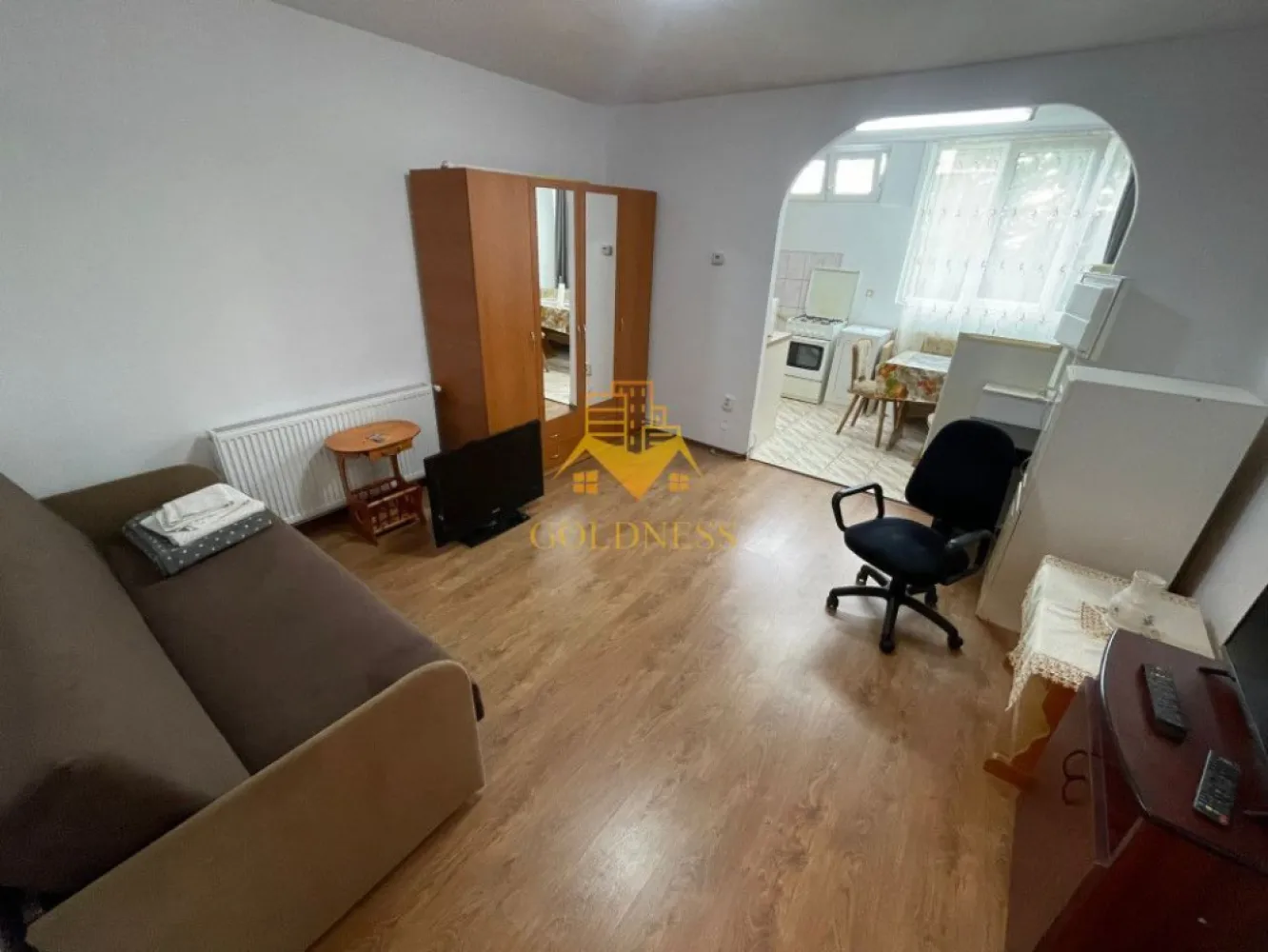 Garsoniera moderna, Baza Sportiva "La terenuri", Manastur, McDonalds - GOLDNESS Imobiliare vă propune spre închiriere o garsoniera complet mobilata și utilata, la etajul 1 într-un imobil de 10 etaje, în Cartierul Manastur.
Se poate parca in zona la liber!
Se află în apropierea stațiilor de transport în comun, magazine, restaurante, spații verzi, farmacii, etc. 

Garsoniera este compartimentata astfel:
 -o camera cu canapea extensibila, spatiu de depozitare, TV si birou.
 - bucatarie complet mobilata si utilata.
 - baie cu cabina de dus, calorifer port prosop și dulap pentru depozitare.

Imobilul este dotat cu toate cele necesare- centrală proprie, mașină de spălat haine, frigider, aragaz, cuptor cu microunde, etc. 

Dacă sunteți interesați de acest apartament și doriți să îl vizionați, dar și pentru alte oferte nu ezitați să ne contactați telefonic sau prin e-mail. Vă stăm la dispoziție!

Pentru intermediere se percepe un comision de 50% din prețul chiriei!