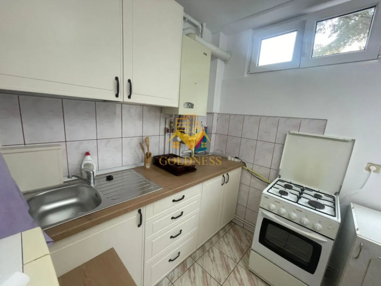 Garsoniera moderna, Baza Sportiva "La terenuri", Manastur, McDonalds - GOLDNESS Imobiliare vă propune spre închiriere o garsoniera complet mobilata și utilata, la etajul 1 într-un imobil de 10 etaje, în Cartierul Manastur.
Se poate parca in zona la liber!
Se află în apropierea stațiilor de transport în comun, magazine, restaurante, spații verzi, farmacii, etc. 

Garsoniera este compartimentata astfel:
 -o camera cu canapea extensibila, spatiu de depozitare, TV si birou.
 - bucatarie complet mobilata si utilata.
 - baie cu cabina de dus, calorifer port prosop și dulap pentru depozitare.

Imobilul este dotat cu toate cele necesare- centrală proprie, mașină de spălat haine, frigider, aragaz, cuptor cu microunde, etc. 

Dacă sunteți interesați de acest apartament și doriți să îl vizionați, dar și pentru alte oferte nu ezitați să ne contactați telefonic sau prin e-mail. Vă stăm la dispoziție!

Pentru intermediere se percepe un comision de 50% din prețul chiriei!