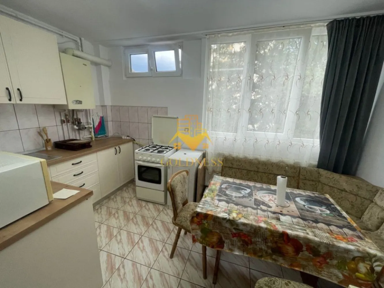 Garsoniera moderna, Baza Sportiva "La terenuri", Manastur, McDonalds - GOLDNESS Imobiliare vă propune spre închiriere o garsoniera complet mobilata și utilata, la etajul 1 într-un imobil de 10 etaje, în Cartierul Manastur.
Se poate parca in zona la liber!
Se află în apropierea stațiilor de transport în comun, magazine, restaurante, spații verzi, farmacii, etc. 

Garsoniera este compartimentata astfel:
 -o camera cu canapea extensibila, spatiu de depozitare, TV si birou.
 - bucatarie complet mobilata si utilata.
 - baie cu cabina de dus, calorifer port prosop și dulap pentru depozitare.

Imobilul este dotat cu toate cele necesare- centrală proprie, mașină de spălat haine, frigider, aragaz, cuptor cu microunde, etc. 

Dacă sunteți interesați de acest apartament și doriți să îl vizionați, dar și pentru alte oferte nu ezitați să ne contactați telefonic sau prin e-mail. Vă stăm la dispoziție!

Pentru intermediere se percepe un comision de 50% din prețul chiriei!