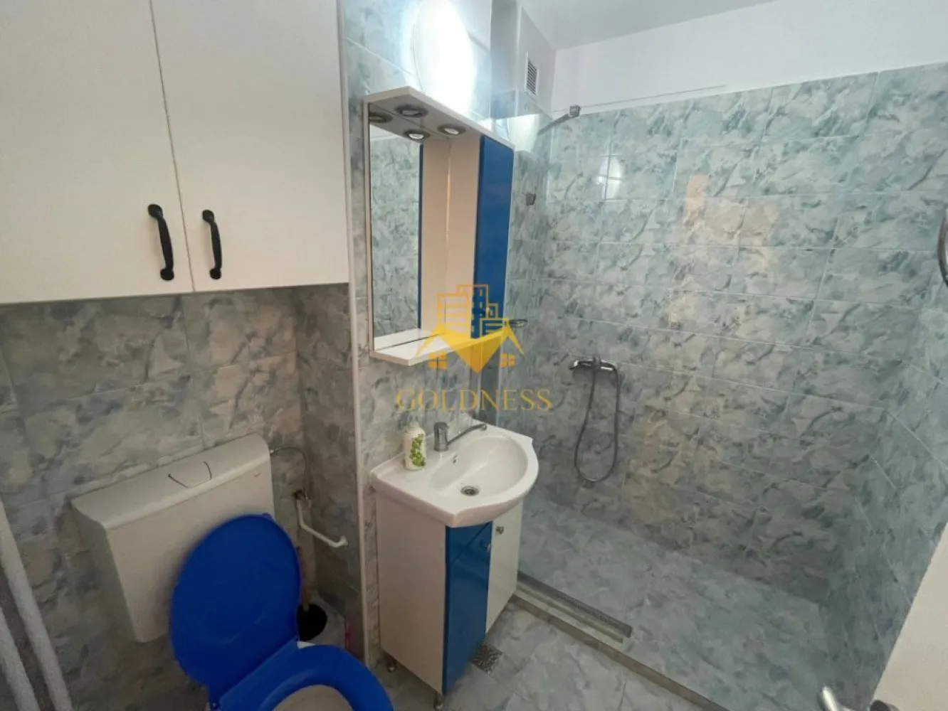 Garsoniera moderna, Baza Sportiva "La terenuri", Manastur, McDonalds - GOLDNESS Imobiliare vă propune spre închiriere o garsoniera complet mobilata și utilata, la etajul 1 într-un imobil de 10 etaje, în Cartierul Manastur.
Se poate parca in zona la liber!
Se află în apropierea stațiilor de transport în comun, magazine, restaurante, spații verzi, farmacii, etc. 

Garsoniera este compartimentata astfel:
 -o camera cu canapea extensibila, spatiu de depozitare, TV si birou.
 - bucatarie complet mobilata si utilata.
 - baie cu cabina de dus, calorifer port prosop și dulap pentru depozitare.

Imobilul este dotat cu toate cele necesare- centrală proprie, mașină de spălat haine, frigider, aragaz, cuptor cu microunde, etc. 

Dacă sunteți interesați de acest apartament și doriți să îl vizionați, dar și pentru alte oferte nu ezitați să ne contactați telefonic sau prin e-mail. Vă stăm la dispoziție!

Pentru intermediere se percepe un comision de 50% din prețul chiriei!