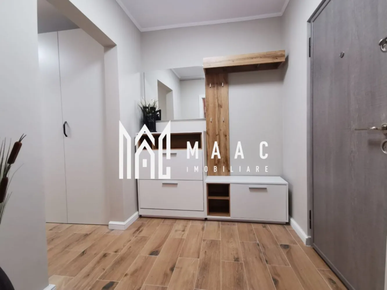 Apartament 2 camere I 57mp I Balcon 12mpu I Mihai Viteazu - MAAC imobiliare va ofera spre vanzare un apartament cu 2 camere, in Zona Mihai Viteazu. Apartamentul a fost refacut in totalitate (inclusiv instalatii electrice si sanitare). Suprafata: 57 mp utili + 12 mp balcon. Apartamentul este decomandat si compus dintr-un living, hol, bucatarie, camara, dormitor, baie si balcon. (+boxa la subsol). Apartamentul este situat la etajul 4,intr-un bloc cu regim de inaltime P+10. Se preda mobilat/utilat. In proximitatea apartamentului se regasesc: loc de joaca pentru copii, farmacii, institutii de invatamant, magazine, statii pentru mijloace de transport in comun. Pentru mai multe detalii specificatii telefonic ca ati vazut anuntul cu ID:CP2509619 }}