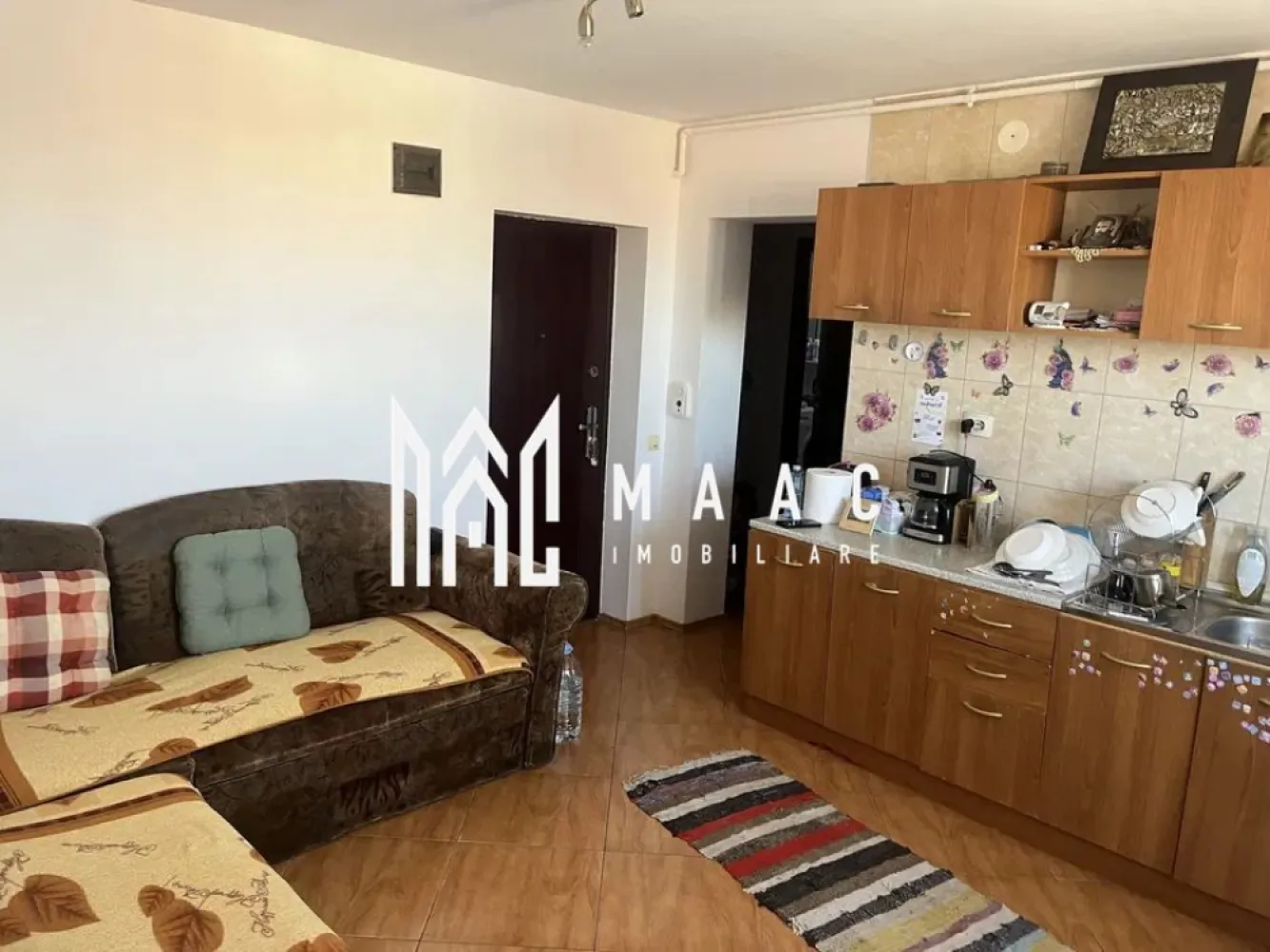 Apartament 3camere I Decomandat I Etaj Intermediar I Cedonia - Va [ropunem spre vanzare un apartament de 3 camere decomandat situat la etajul 4/6 al unui imobil din zona Luptei-Cedonia. Locuinta cuprinde: hol intrare, living, 2 dormitoare, bucatarie, baie, 2 balcoane. Disponibil imediat. Se vinde complet mobilat si utilat. Incalzire: Centrala proprie. Facilitati: Acces rapid la mijloace de transport in comun, magazine, farmaci, restaurante si spati verzii. Pentru mai multe detalii precizati telefonic ca ati vazut anuntul cu ID: CP2509539 }}