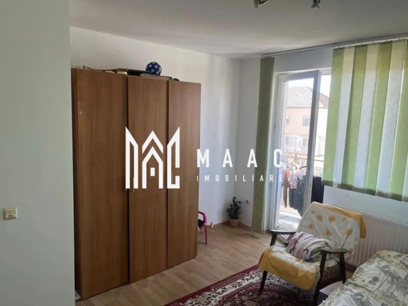 Apartament 3camere I Decomandat I Etaj Intermediar I Cedonia - Va [ropunem spre vanzare un apartament de 3 camere decomandat situat la etajul 4/6 al unui imobil din zona Luptei-Cedonia. Locuinta cuprinde: hol intrare, living, 2 dormitoare, bucatarie, baie, 2 balcoane. Disponibil imediat. Se vinde complet mobilat si utilat. Incalzire: Centrala proprie. Facilitati: Acces rapid la mijloace de transport in comun, magazine, farmaci, restaurante si spati verzii. Pentru mai multe detalii precizati telefonic ca ati vazut anuntul cu ID: CP2509539 }}