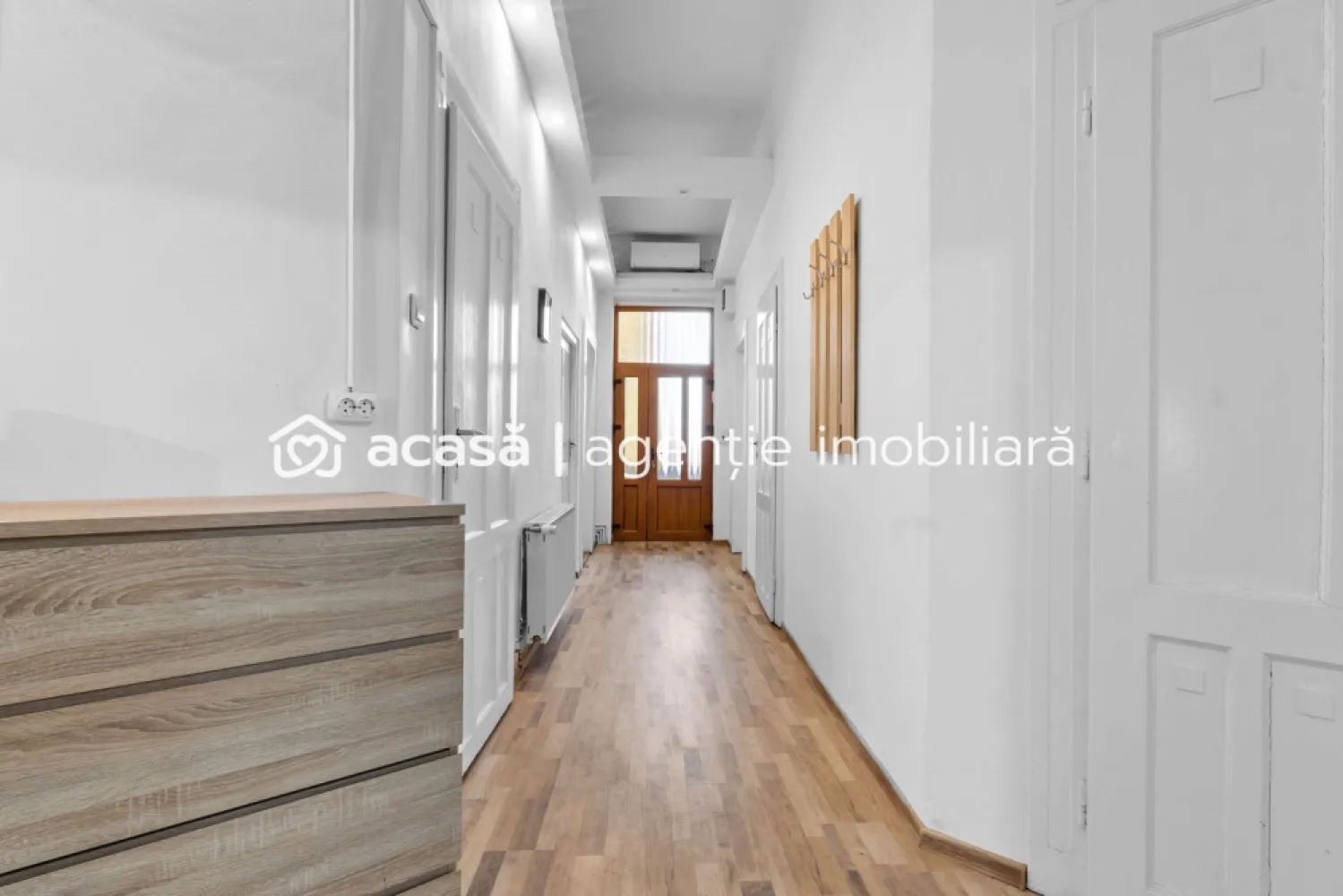 Apartament ultracentral cu 2 camere neamenajat Comision 0 - Comision 0% 
Va propun in exclusivitate un apartament cu 2 camere , situat pe strada Stefan Ciocio Pop intr-o cladire cu o frumusete aparte, recent restaurata , la etajul 2 din 3.

IMPORTANT: Apartamentul este neamenajat si are coridorul comun cu un alt apartament recent amenajat, care este de asemenea de vanzare ( Vezi schita in poze)
Imobilul dispune de o suprafata utila de aprox 73 mp.

Compartimentarea este dupa cum urmeaza : coridor comun de acces, 1 bucatarie, 1 baie, 1 dormitor si un living cu potential enorm. 

Apartamentele se vand si impreuna pretul fiind de 157.500 euro

📞 Pentru detalii și programarea unei vizionări:
Blaga Flavius – 0754467525 Consultant imobiliar acreditat APAIR (Asociația Profesională a Agenților Imobiliari din România)

Nu dispui de toată suma? Te ajutăm noi gratuit! Îți obținem oferte de la 16 bănci.
Ai o proprietate de vânzare în Arad și vrei să știi cât valorează cu adevărat?

Birou: ACASĂ | Agenție imobiliară Arad
Adresă: Bulevardul Decebal 2, Arad 310133