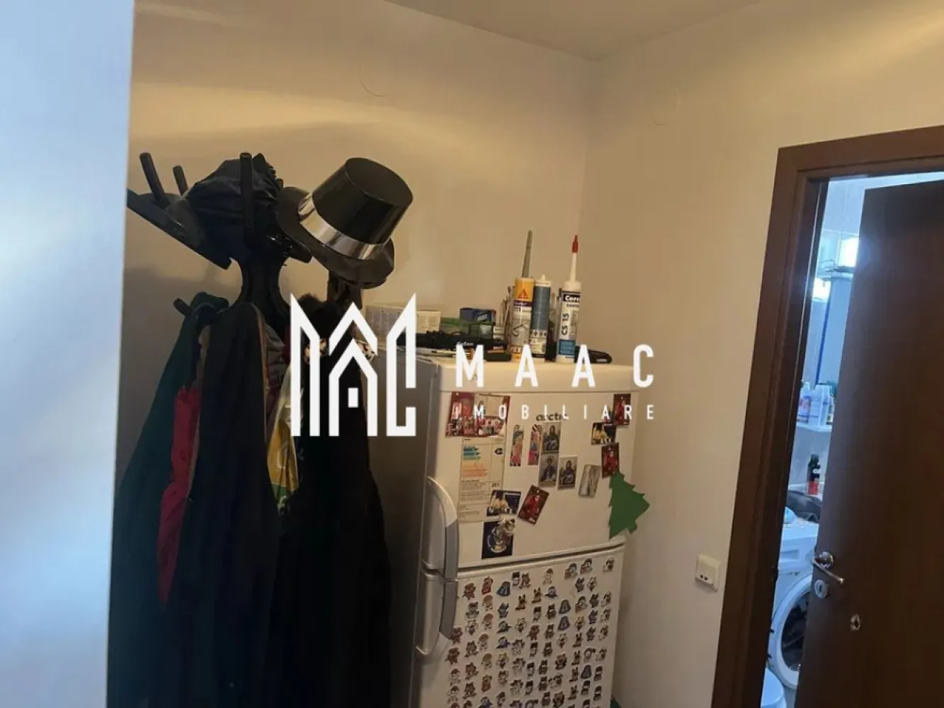 Apartament 3camere I Decomandat I Etaj Intermediar I Cedonia - Va [ropunem spre vanzare un apartament de 3 camere decomandat situat la etajul 4/6 al unui imobil din zona Luptei-Cedonia. Locuinta cuprinde: hol intrare, living, 2 dormitoare, bucatarie, baie, 2 balcoane. Disponibil imediat. Se vinde complet mobilat si utilat. Incalzire: Centrala proprie. Facilitati: Acces rapid la mijloace de transport in comun, magazine, farmaci, restaurante si spati verzii. Pentru mai multe detalii precizati telefonic ca ati vazut anuntul cu ID: CP2509539 }}