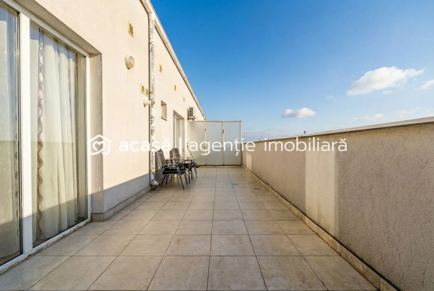 Penthouse ARED UTA 2 camere + nisa de dormit - 99 mp - COMISION 0% - Trăiește la înălțime într-un apartament tip penthouse situat la ultimul etaj (8/8), cu o terasă superbă de ~30 mp și o panoramă spectaculoasă asupra orașului! 🌆

📍 Localizare premium: cartier rezidențial ARED UTA
🛋 Se vinde complet mobilat și utilat
📐 99 mp construiți | 83 mp utili (conform CF)

Compartimentare:
▪️ hol
▪️ bucătărie + living open-space
▪️ dormitor
▪️ nișă de dormit
▪️ baie
▪️ terasă generoasă perfectă pentru relaxare

🚶‍♂️ Totul aproape de tine: stadionul Francisc Neuman, Active Park ARED, AFI Arad, Atrium Mall, stații de transport și multe alte puncte de interes.
💎 Un penthouse modern într-un cartier exclusivist – nu rata ocazia!

📞 Pentru detalii și vizionări: 0755 274 519 — Daniel Hord - Consultant Imobiliar / Consultant ARED

Nu dispui de toată suma? Te ajutăm noi gratuit! Îți obținem oferte de la 16 bănci
Ai o proprietate de vânzare în Arad și vrei să știi cât valorează cu adevărat?
Sună-mă pentru o evaluare GRATUITĂ!

Birou: ACASĂ | Agenție imobiliară Arad
Adresă: Bulevardul Decebal 2, Arad 310133