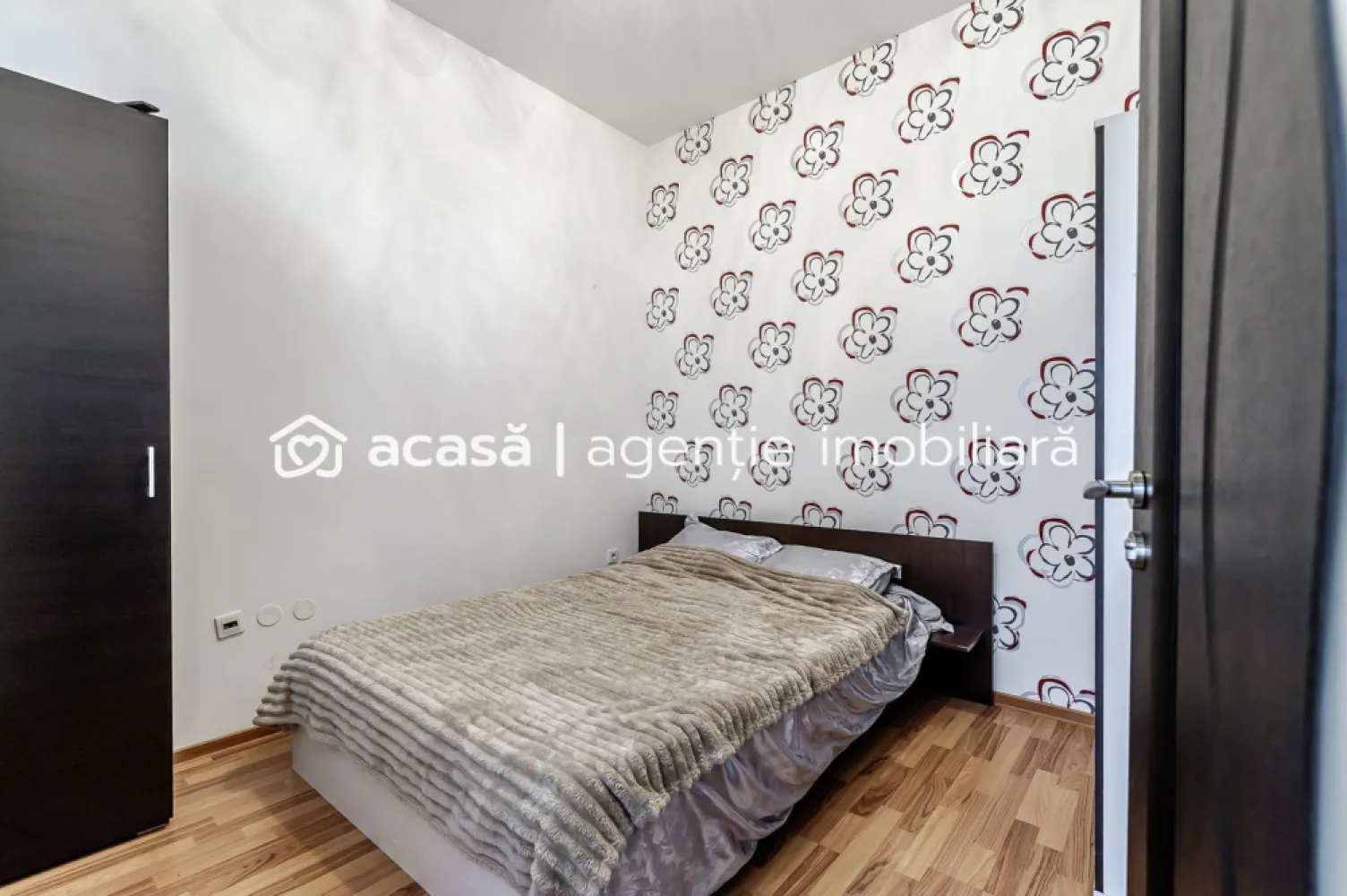 Penthouse ARED UTA 2 camere + nisa de dormit - 99 mp - COMISION 0% - Trăiește la înălțime într-un apartament tip penthouse situat la ultimul etaj (8/8), cu o terasă superbă de ~30 mp și o panoramă spectaculoasă asupra orașului! 🌆

📍 Localizare premium: cartier rezidențial ARED UTA
🛋 Se vinde complet mobilat și utilat
📐 99 mp construiți | 83 mp utili (conform CF)

Compartimentare:
▪️ hol
▪️ bucătărie + living open-space
▪️ dormitor
▪️ nișă de dormit
▪️ baie
▪️ terasă generoasă perfectă pentru relaxare

🚶‍♂️ Totul aproape de tine: stadionul Francisc Neuman, Active Park ARED, AFI Arad, Atrium Mall, stații de transport și multe alte puncte de interes.
💎 Un penthouse modern într-un cartier exclusivist – nu rata ocazia!

📞 Pentru detalii și vizionări: 0755 274 519 — Daniel Hord - Consultant Imobiliar / Consultant ARED

Nu dispui de toată suma? Te ajutăm noi gratuit! Îți obținem oferte de la 16 bănci
Ai o proprietate de vânzare în Arad și vrei să știi cât valorează cu adevărat?
Sună-mă pentru o evaluare GRATUITĂ!

Birou: ACASĂ | Agenție imobiliară Arad
Adresă: Bulevardul Decebal 2, Arad 310133