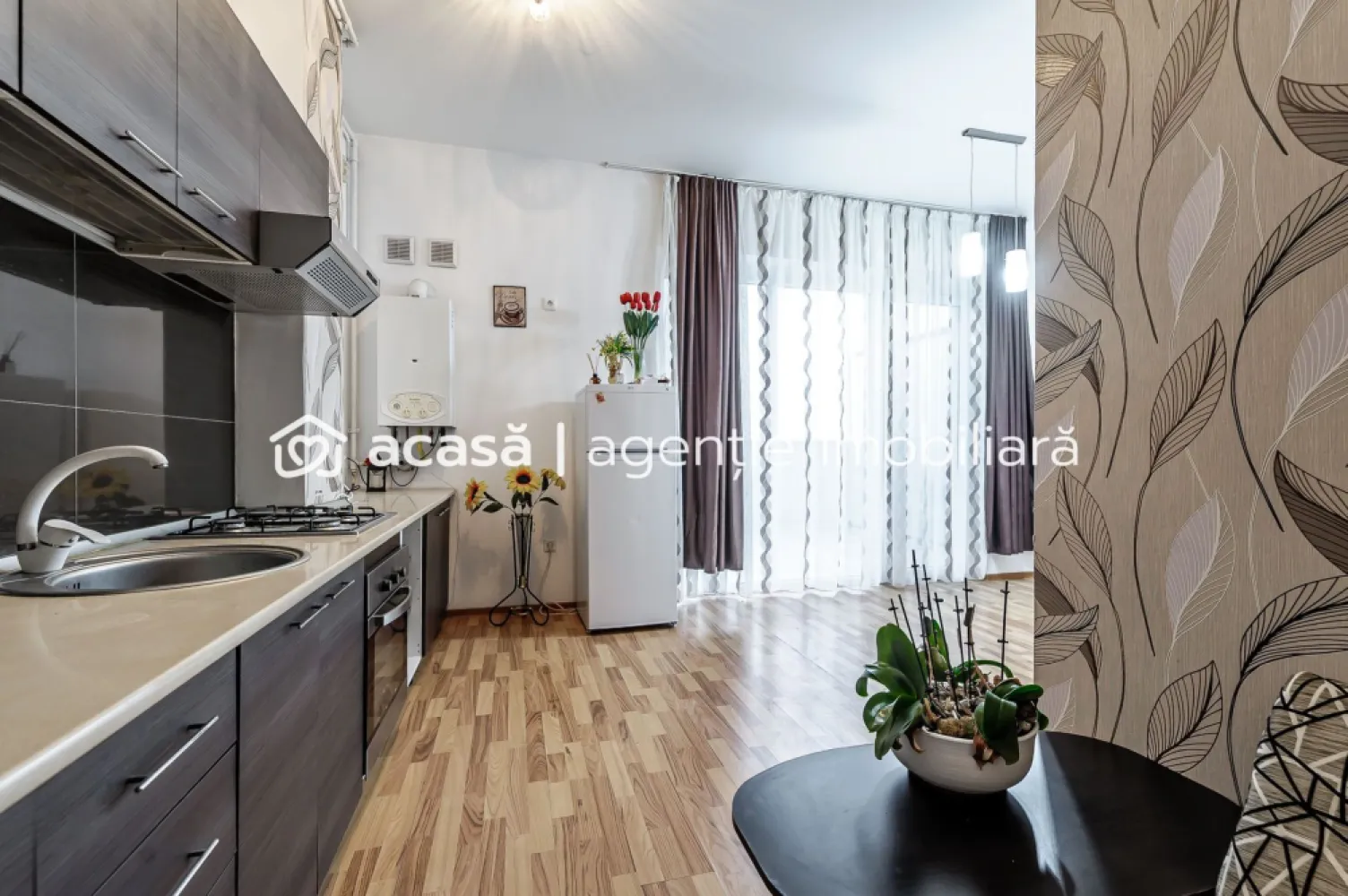 Penthouse ARED UTA 2 camere + nisa de dormit - 99 mp - COMISION 0% - Trăiește la înălțime într-un apartament tip penthouse situat la ultimul etaj (8/8), cu o terasă superbă de ~30 mp și o panoramă spectaculoasă asupra orașului! 🌆

📍 Localizare premium: cartier rezidențial ARED UTA
🛋 Se vinde complet mobilat și utilat
📐 99 mp construiți | 83 mp utili (conform CF)

Compartimentare:
▪️ hol
▪️ bucătărie + living open-space
▪️ dormitor
▪️ nișă de dormit
▪️ baie
▪️ terasă generoasă perfectă pentru relaxare

🚶‍♂️ Totul aproape de tine: stadionul Francisc Neuman, Active Park ARED, AFI Arad, Atrium Mall, stații de transport și multe alte puncte de interes.
💎 Un penthouse modern într-un cartier exclusivist – nu rata ocazia!

📞 Pentru detalii și vizionări: 0755 274 519 — Daniel Hord - Consultant Imobiliar / Consultant ARED

Nu dispui de toată suma? Te ajutăm noi gratuit! Îți obținem oferte de la 16 bănci
Ai o proprietate de vânzare în Arad și vrei să știi cât valorează cu adevărat?
Sună-mă pentru o evaluare GRATUITĂ!

Birou: ACASĂ | Agenție imobiliară Arad
Adresă: Bulevardul Decebal 2, Arad 310133