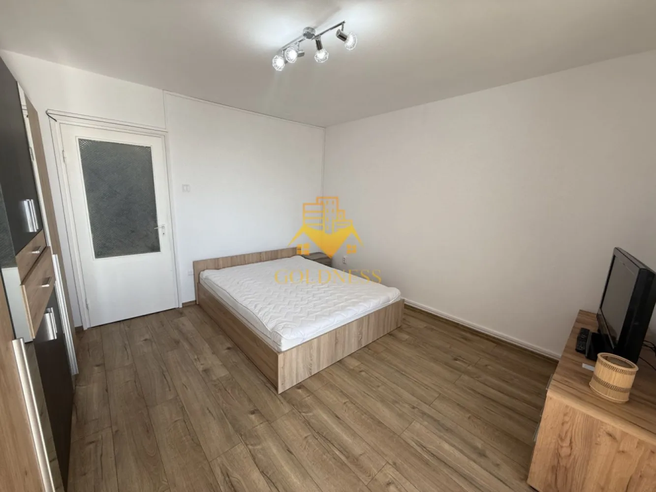 Garsoniera modernă, prima închiriere, Iulius Mall, FSEGA, Gheorgheni - GOLDNESS Imobiliare vă propune spre închiriere o garsoniera modernă, complet mobilată și utilată, la etajul 7 într-un imobil de 10 etaje, în Cartierul Gheorgheni, cu posibilitate de parcare în zona, la liber!

Se află în apropierea stațiilor de transport în comun, magazine, restaurante, spații verzi, farmacii, etc. 

Garsoniera este compartimentata astfel:
 - dormitor cu pat matrimonial, dressing, noptiere
 - bucatarie decomandata complet utilată, și mobilată, cu loc de servit masa 
 - baie cu cada, calorifer port prosop și dulap pentru depozitare.
 - balcon inchis de 3
Imobilul este dotat cu toate cele necesare-mașină de spălat haine, frigider, aragaz, etc. 

Dacă sunteți interesați de acest apartament și doriți să îl vizionați, dar și pentru alte oferte nu ezitați să ne contactați telefonic sau prin e-mail. Vă stăm la dispoziție!

Pentru intermediere se percepe un comision de 50% din prețul chiriei!