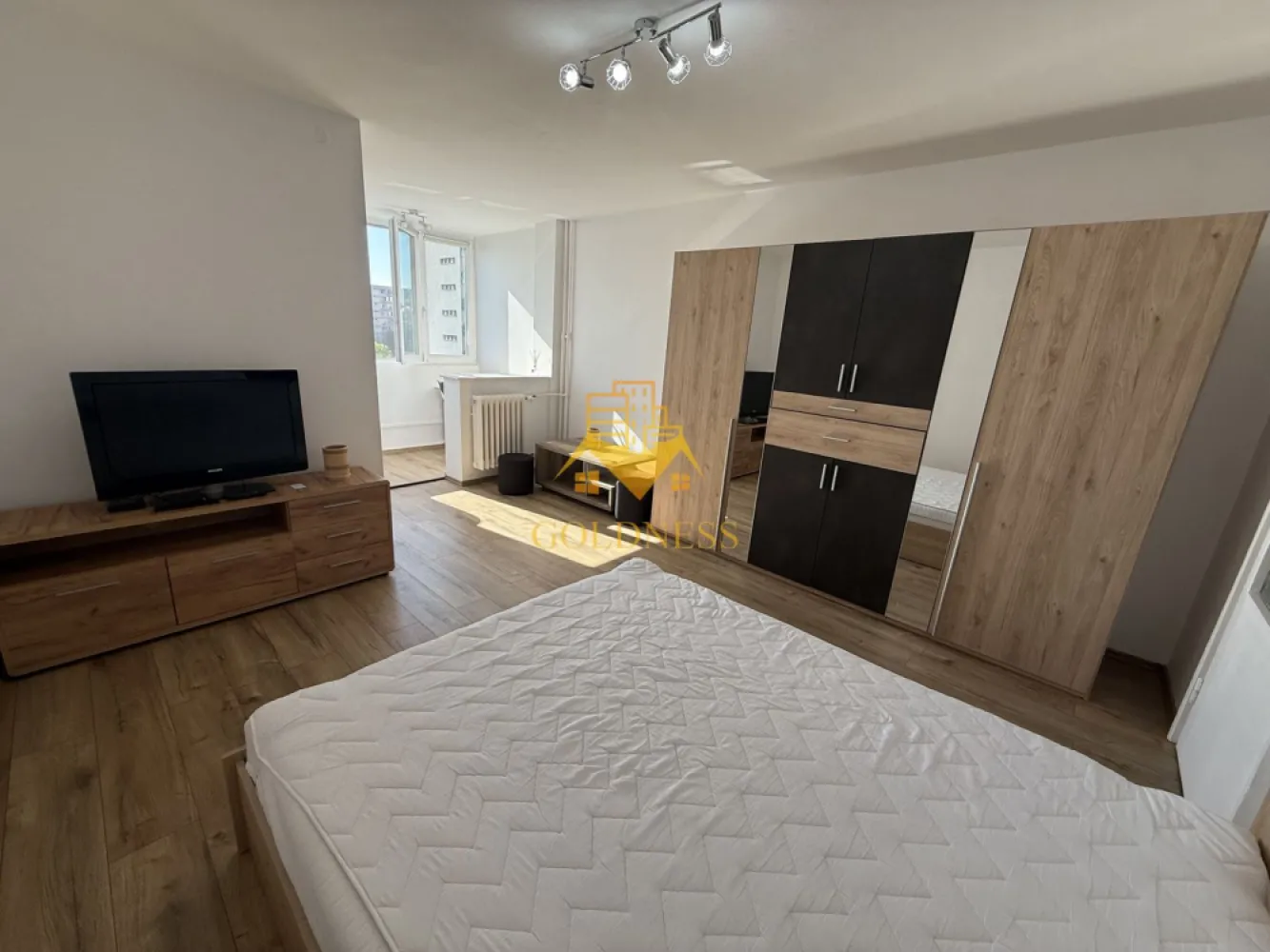 Garsoniera modernă, prima închiriere, Iulius Mall, FSEGA, Gheorgheni - GOLDNESS Imobiliare vă propune spre închiriere o garsoniera modernă, complet mobilată și utilată, la etajul 7 într-un imobil de 10 etaje, în Cartierul Gheorgheni, cu posibilitate de parcare în zona, la liber!

Se află în apropierea stațiilor de transport în comun, magazine, restaurante, spații verzi, farmacii, etc. 

Garsoniera este compartimentata astfel:
 - dormitor cu pat matrimonial, dressing, noptiere
 - bucatarie decomandata complet utilată, și mobilată, cu loc de servit masa 
 - baie cu cada, calorifer port prosop și dulap pentru depozitare.
 - balcon inchis de 3
Imobilul este dotat cu toate cele necesare-mașină de spălat haine, frigider, aragaz, etc. 

Dacă sunteți interesați de acest apartament și doriți să îl vizionați, dar și pentru alte oferte nu ezitați să ne contactați telefonic sau prin e-mail. Vă stăm la dispoziție!

Pentru intermediere se percepe un comision de 50% din prețul chiriei!