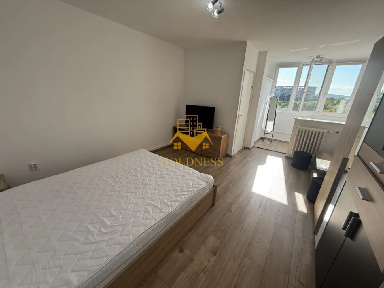Garsoniera modernă, prima închiriere, Iulius Mall, FSEGA, Gheorgheni - GOLDNESS Imobiliare vă propune spre închiriere o garsoniera modernă, complet mobilată și utilată, la etajul 7 într-un imobil de 10 etaje, în Cartierul Gheorgheni, cu posibilitate de parcare în zona, la liber!

Se află în apropierea stațiilor de transport în comun, magazine, restaurante, spații verzi, farmacii, etc. 

Garsoniera este compartimentata astfel:
 - dormitor cu pat matrimonial, dressing, noptiere
 - bucatarie decomandata complet utilată, și mobilată, cu loc de servit masa 
 - baie cu cada, calorifer port prosop și dulap pentru depozitare.
 - balcon inchis de 3
Imobilul este dotat cu toate cele necesare-mașină de spălat haine, frigider, aragaz, etc. 

Dacă sunteți interesați de acest apartament și doriți să îl vizionați, dar și pentru alte oferte nu ezitați să ne contactați telefonic sau prin e-mail. Vă stăm la dispoziție!

Pentru intermediere se percepe un comision de 50% din prețul chiriei!