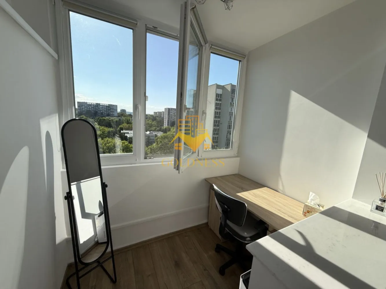 Garsoniera modernă, prima închiriere, Iulius Mall, FSEGA, Gheorgheni - GOLDNESS Imobiliare vă propune spre închiriere o garsoniera modernă, complet mobilată și utilată, la etajul 7 într-un imobil de 10 etaje, în Cartierul Gheorgheni, cu posibilitate de parcare în zona, la liber!

Se află în apropierea stațiilor de transport în comun, magazine, restaurante, spații verzi, farmacii, etc. 

Garsoniera este compartimentata astfel:
 - dormitor cu pat matrimonial, dressing, noptiere
 - bucatarie decomandata complet utilată, și mobilată, cu loc de servit masa 
 - baie cu cada, calorifer port prosop și dulap pentru depozitare.
 - balcon inchis de 3
Imobilul este dotat cu toate cele necesare-mașină de spălat haine, frigider, aragaz, etc. 

Dacă sunteți interesați de acest apartament și doriți să îl vizionați, dar și pentru alte oferte nu ezitați să ne contactați telefonic sau prin e-mail. Vă stăm la dispoziție!

Pentru intermediere se percepe un comision de 50% din prețul chiriei!