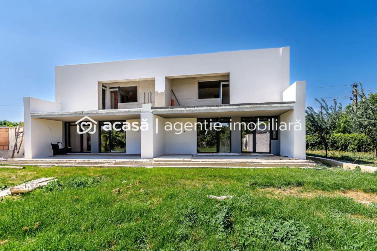 Vila finisata in subcetate, proprietate premium Comision 0% - Comision 0%
Vă propunem spre vânzare o vilă individuală situată într-o zonă liniștită și selectă din Subcetate, ideală pentru o familie care își dorește spațiu, funcționalitate și confort. Suprafață teren: 500 mp 

Parter:Living spațios, cu acces direct la terasa de 25 mp, Bucătărie, Dormitor, baie, cămară, debara, hol generos și spațiu tehnic

Etaj: 3 dormitoare, inclusiv:

Dormitor matrimonial cu baie proprie, dressing și logie

Dressing suplimentar pentru celelalte dormitoare

Baie secundară și hol

Dotări tehnice și finisaje:
Pereți individuali, Termoizolație exterioară de 150 mm – eficiență energetică sporită, Încălzire în pardoseală – confort termic optim, Ferestre Salamander cu 3 foi de sticlă, profil antracit/alb – izolare fonică și termică de top
Casa se preda finalizata mai putin mobilierul si electrocasnice. 
Incalzire prin centrala proprie pe gaz

📞 Pentru detalii și programarea unei vizionări:
Blaga Flavius – 0754467525 Consultant imobiliar acreditat APAIR (Asociația Profesională a Agenților Imobiliari din România)

Nu dispui de toată suma? Te ajutăm noi gratuit! Îți obținem oferte de la 16 bănci.
Ai o proprietate de vânzare în Arad și vrei să știi cât valorează cu adevărat?

Birou: ACASĂ | Agenție imobiliară Arad
Adresă: Bulevardul Decebal 2, Arad 310133